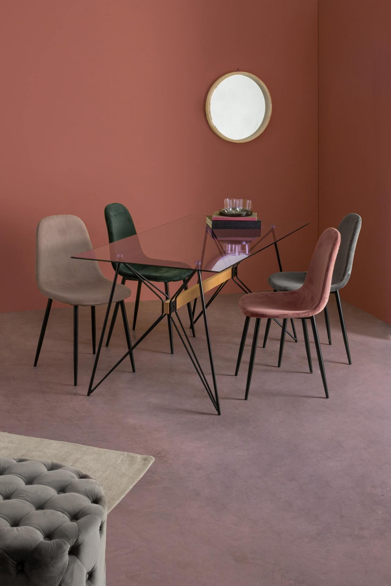 Der Esszimmerstuhl Irelia überzeugt mit seinem modernem Design. Gefertigt wurde der Stuhl aus einem Samt-Bezug, welcher einen Taupe Farbton besitzt. Das Gestell ist aus Metall und ist schwarz. Die Sitzhöhe beträgt 47 cm.