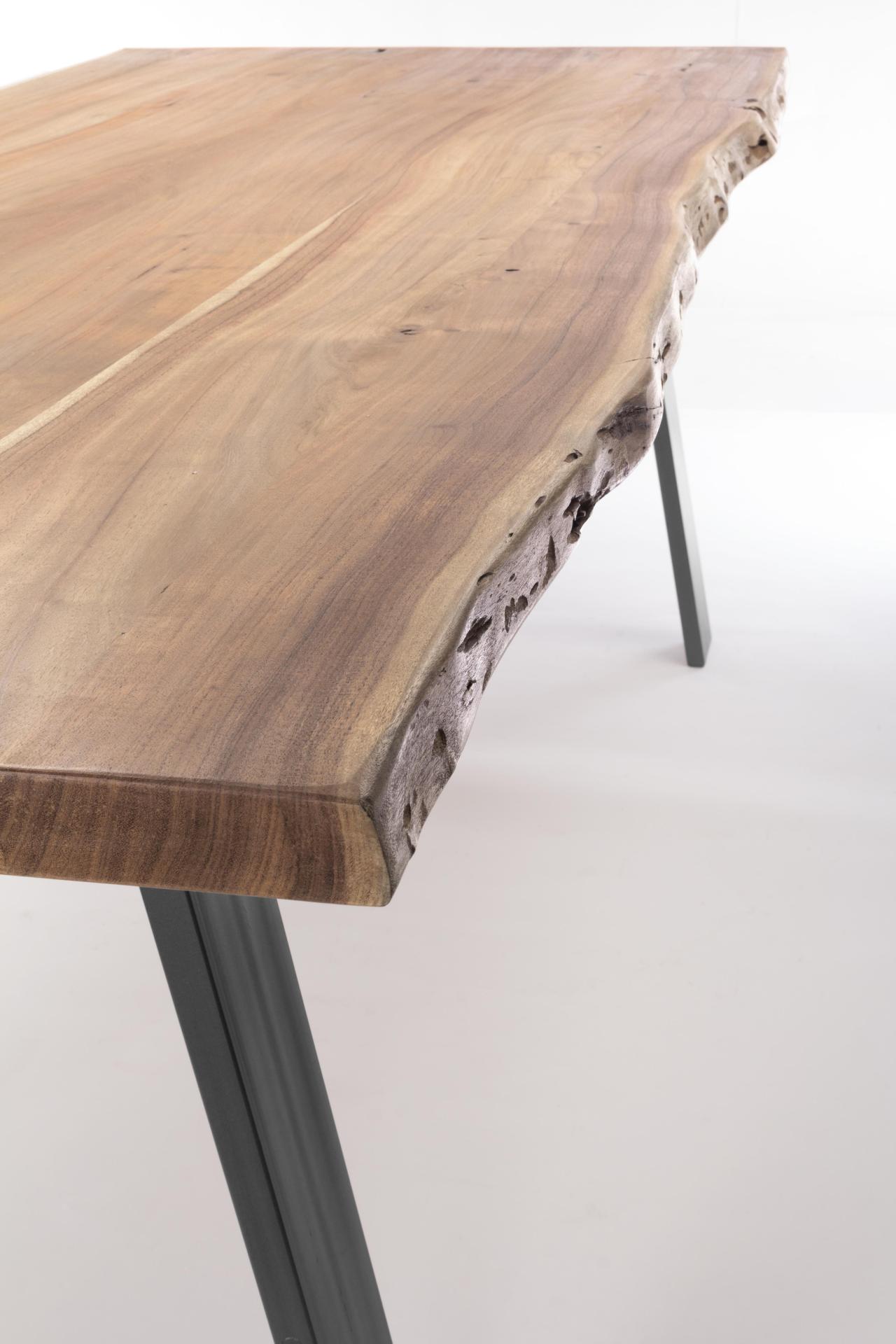 Der Esstisch Aron überzeugt mit seinem moderndem Design gefertigt wurde er aus Akazienholz, welches einen natürlichen Farbton besitzt. Das Gestell des Tisches ist aus Metall und ist Schwarz. Der Tisch besitzt eine Breite von 200 cm.