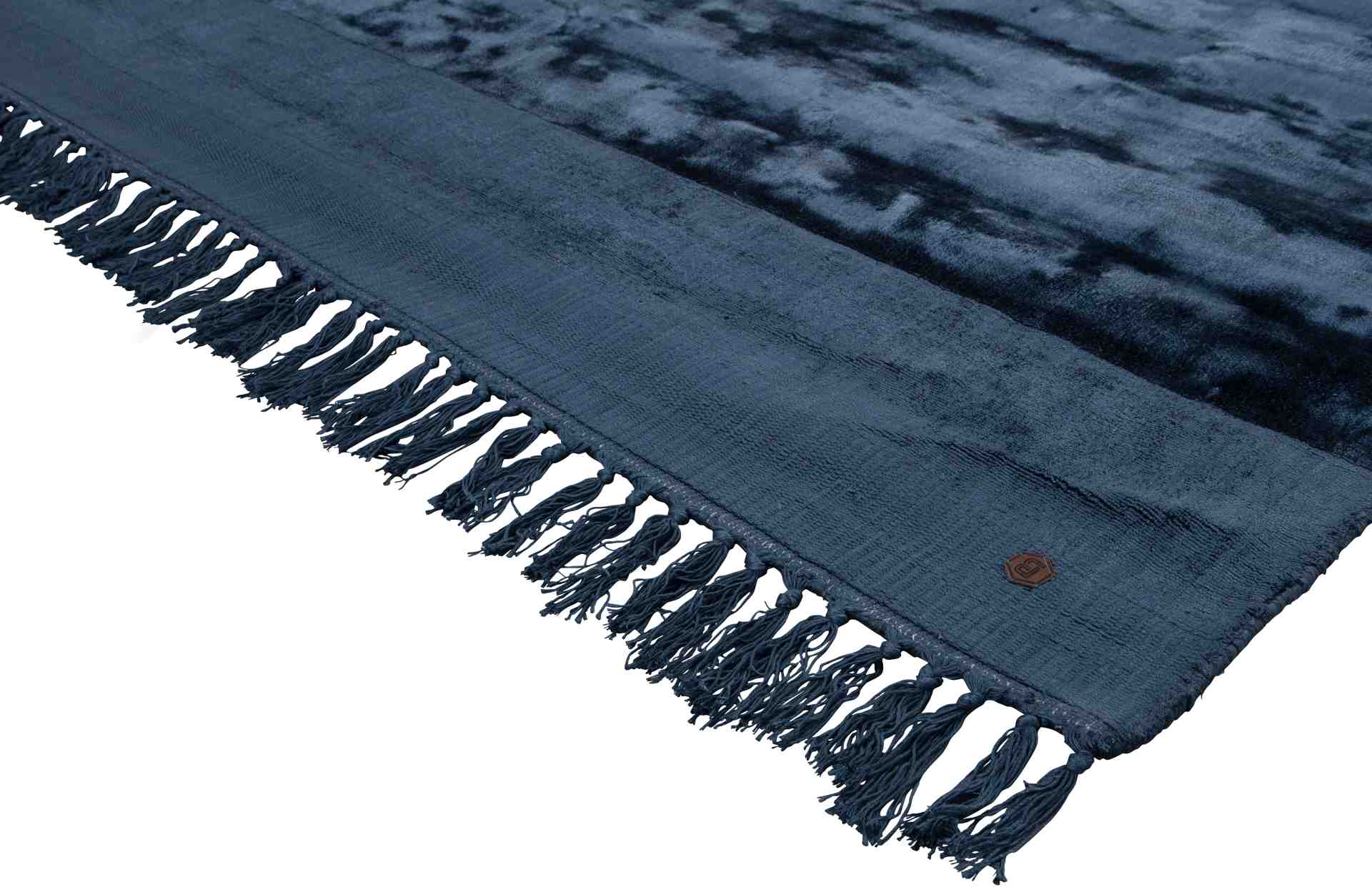 Der Teppich Sweep überzeugt mit seinem modernen Design. Gefertigt wurde er aus einem Kombinationsgewebe aus Viskose und Baumwolle, welche einen blauen Farbton besitzt. Der Teppich besitzt eine Größe von 200x300 cm.