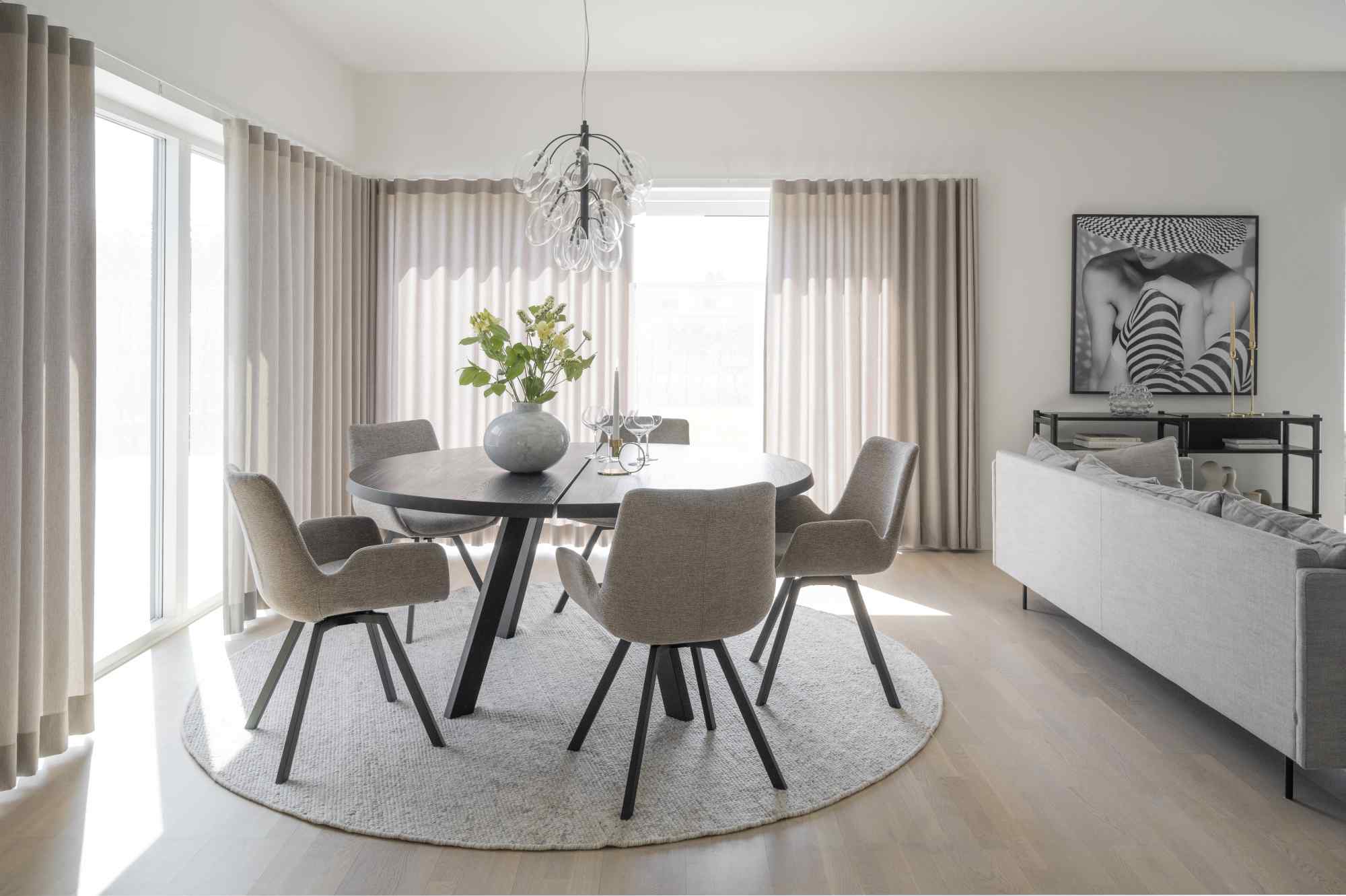 Stuhl Norwell 2er Set mit Drehfunktion, Beige – überzeugt mit zeitlosem Stil.