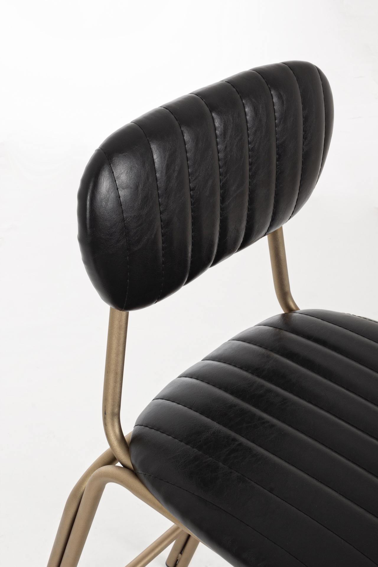 Der Barhocker Addy überzeugt mit seinem industriellem Design. Gefertigt wurde er aus Kunstleder, welches einen schwarzen Farbton besitzt. Das Gestell ist aus Metall und hat eine goldene Farbe. Die Sitzhöhe des Hockers beträgt 73 cm.