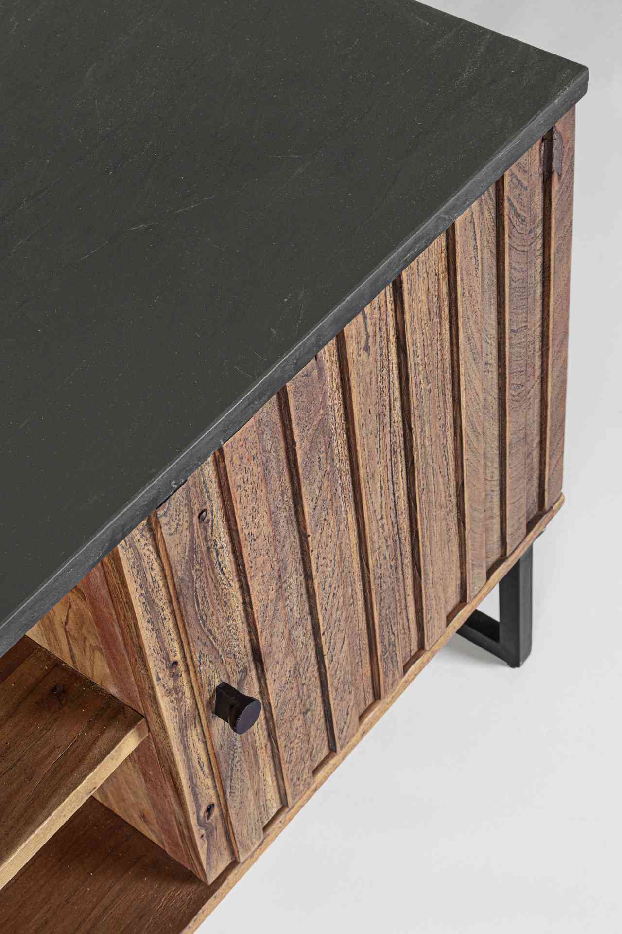 Das TV Board Norfolk überzeugt mit seinem klassischen Design. Gefertigt wurde es aus Akazienholz, welches einen natürlichen Farbton besitzt. Das Gestell ist aus Metall und hat eine schwarze Farbe. Die Oberflächenplatte ist aus Marmor. Das TV Board verfügt