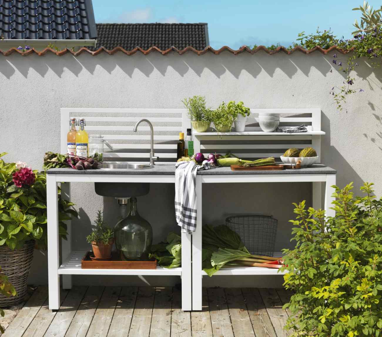 Die Gartenküche Bellac überzeugt mit ihrem modernen Design. Gefertigt wurde sie aus Aluminium, welches einen weißen Farbton besitzt. Die Küche verfügt über eine Stein-Platte. Das Element verfügt über ein Waschbecken, welches an einen Gartenschlauch angesc