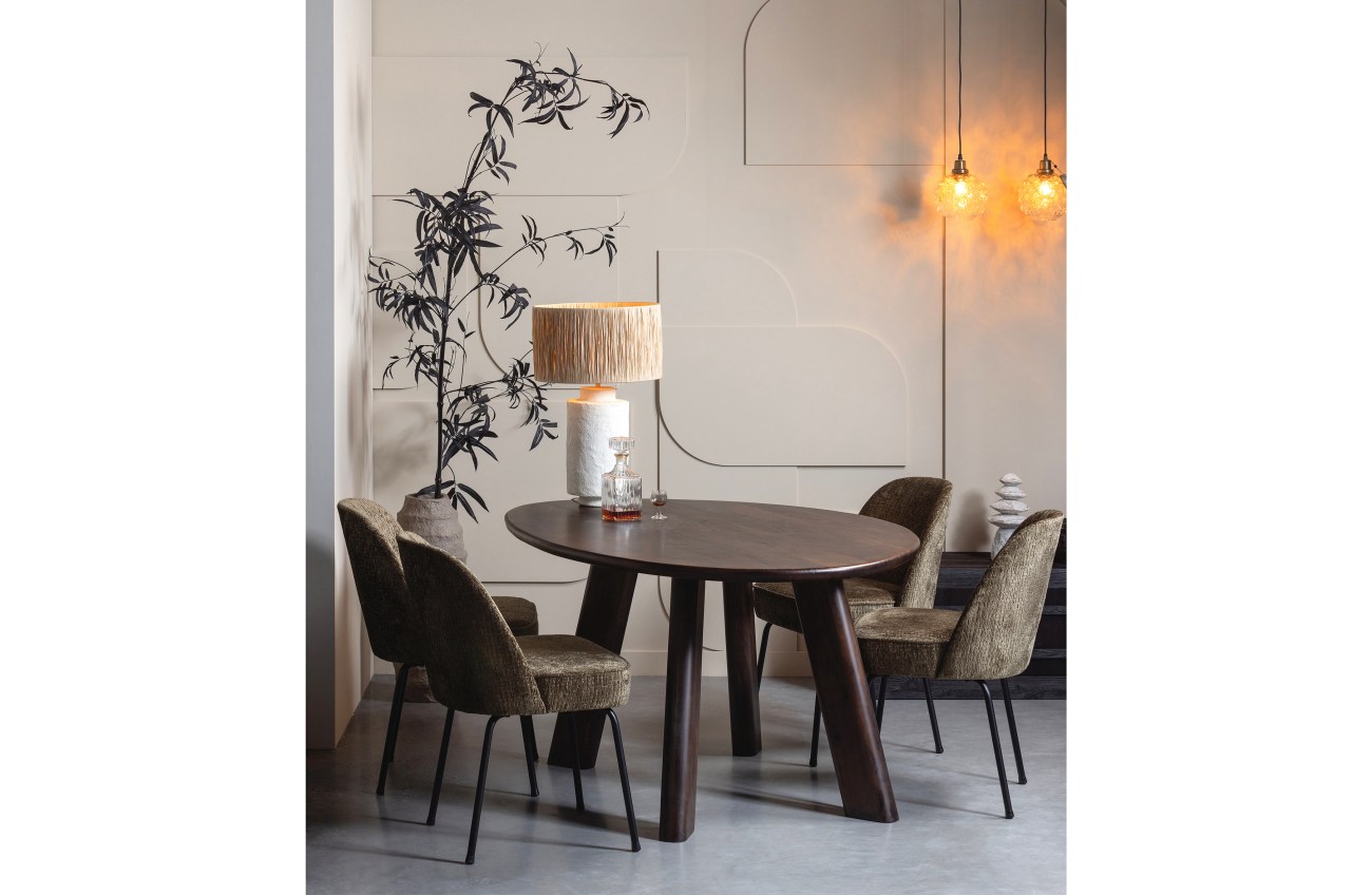 Der Esszimmerstuhl Vogue überzeugt mit seinem modernen Stil. Gefertigt wurde er aus Struktursamt, welches einen dunkelbraunen Farbton besitzt. Das Gestell ist aus Metall und hat eine schwarze Farbe. Der Sessel besitzt eine Größe von 57x50 cm.