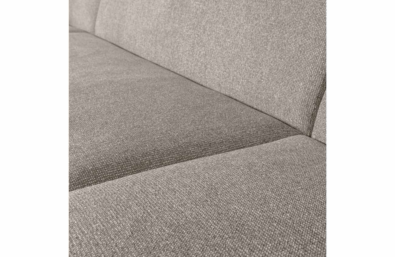 Das Sofa Sloping in U-Form überzeugt mit seinem modernen Stil. Gefertigt wurde es aus Melange-Stoff, welcher einen hellgrauen Farbton besitzt. Die Füße besitzen eine schwarze Farbe. Das Sofa besitzt eine Größe von 339x225 cm.