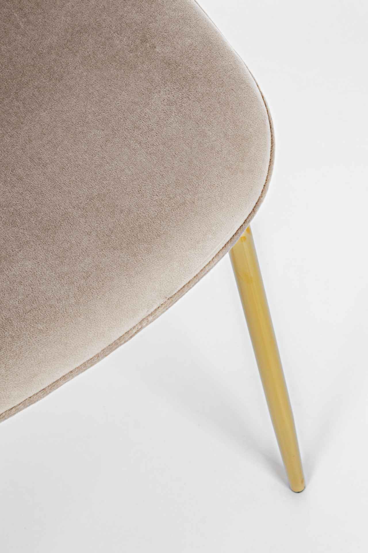Der Esszimmerstuhl Terry überzeugt mit seinem modernem Design. Gefertigt wurde der Stuhl aus einem Samt-Bezug, welcher einen Taupe Farbton besitzt. Das Gestell ist aus Metall und ist Gold. Die Sitzhöhe beträgt 47 cm.