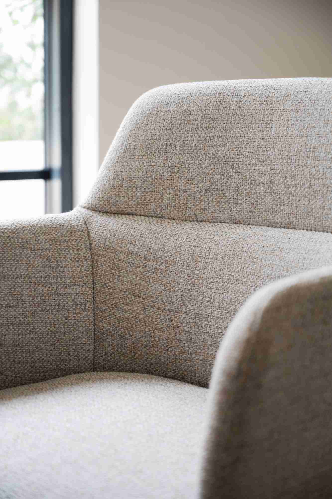 Stuhl Gladstone 2er Set mit Armlehnen, drehbar, Hellbeige – modernes Design trifft Komfort.