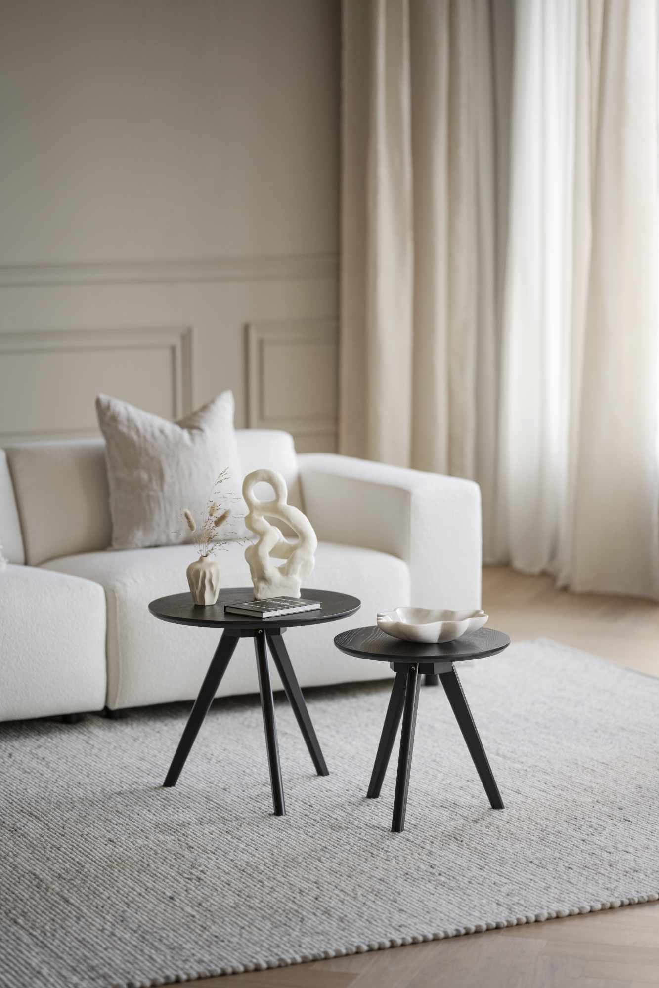 Beistelltisch Yumi 2er-Set, Schwarz – modernes Design trifft Komfort.