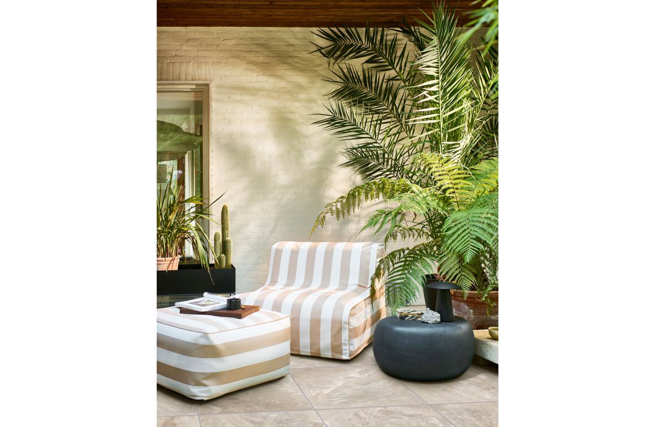 Der Gartensessel Sit on Air überzeugt mit seinem modernen Design. Gefertigt wurde er aus Stoff, welcher einen Sand Farbton besitzt. Der Sessel ist zum aufblasen und kann daher leicht verstaut werden.