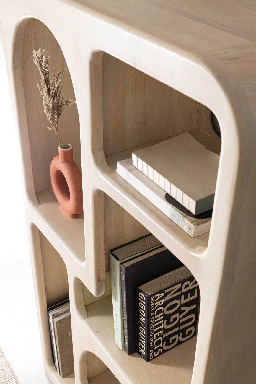 Das Bücherregal Cairo überzeugt mit seinem modernen Stil. Gefertigt wurde es aus Mangoholz, welches einen Creme Farbton besitzt. Das Gestell ist auch aus Mangoholz. Das Bücherregal verfügt über sechs Fächer.