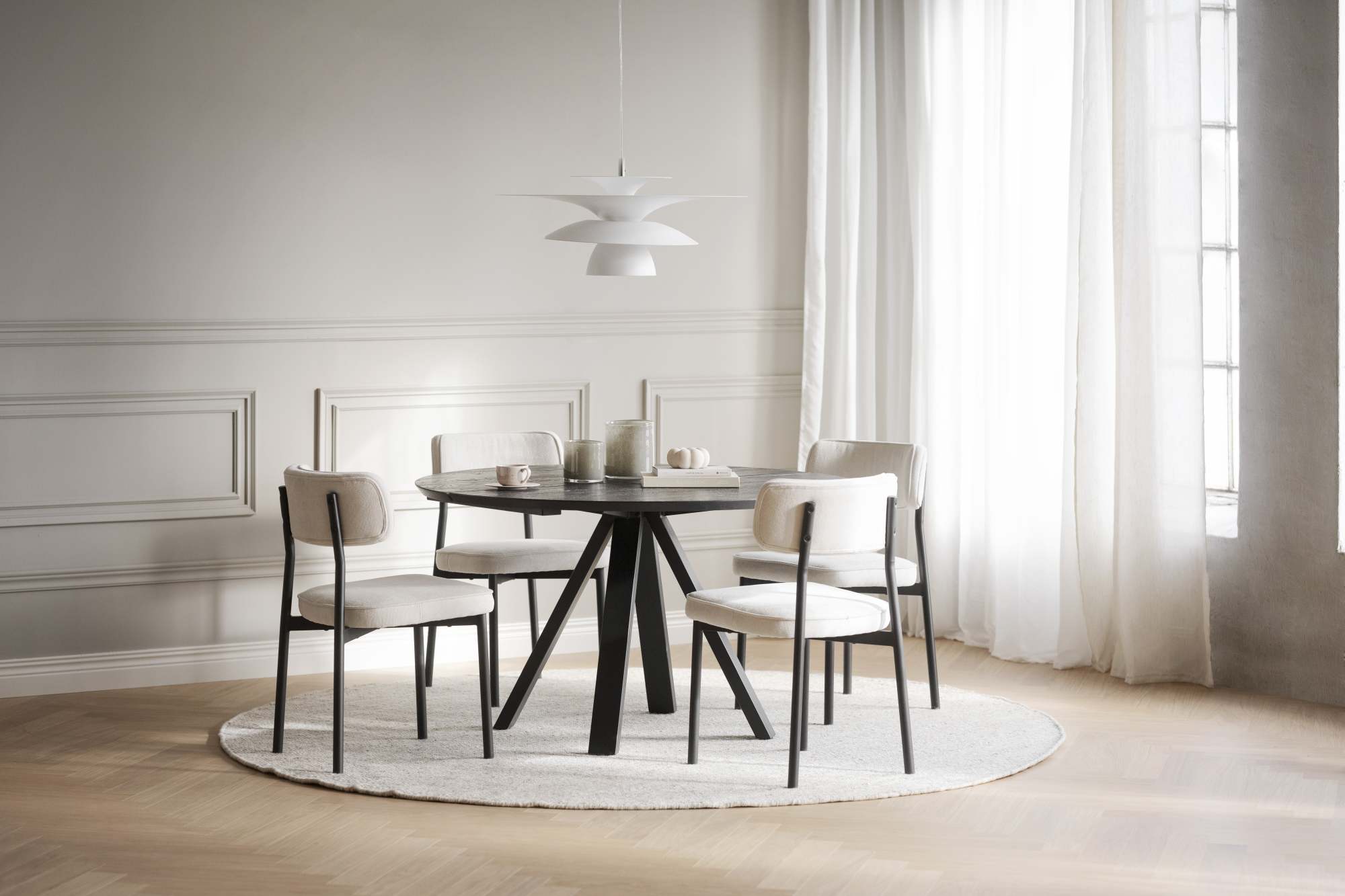 Jetzt entdecken: Esstisch Carradale Rund 130cm, Spider-Gestell, Eiche Schwarz mit hochwertiger Verarbeitung.