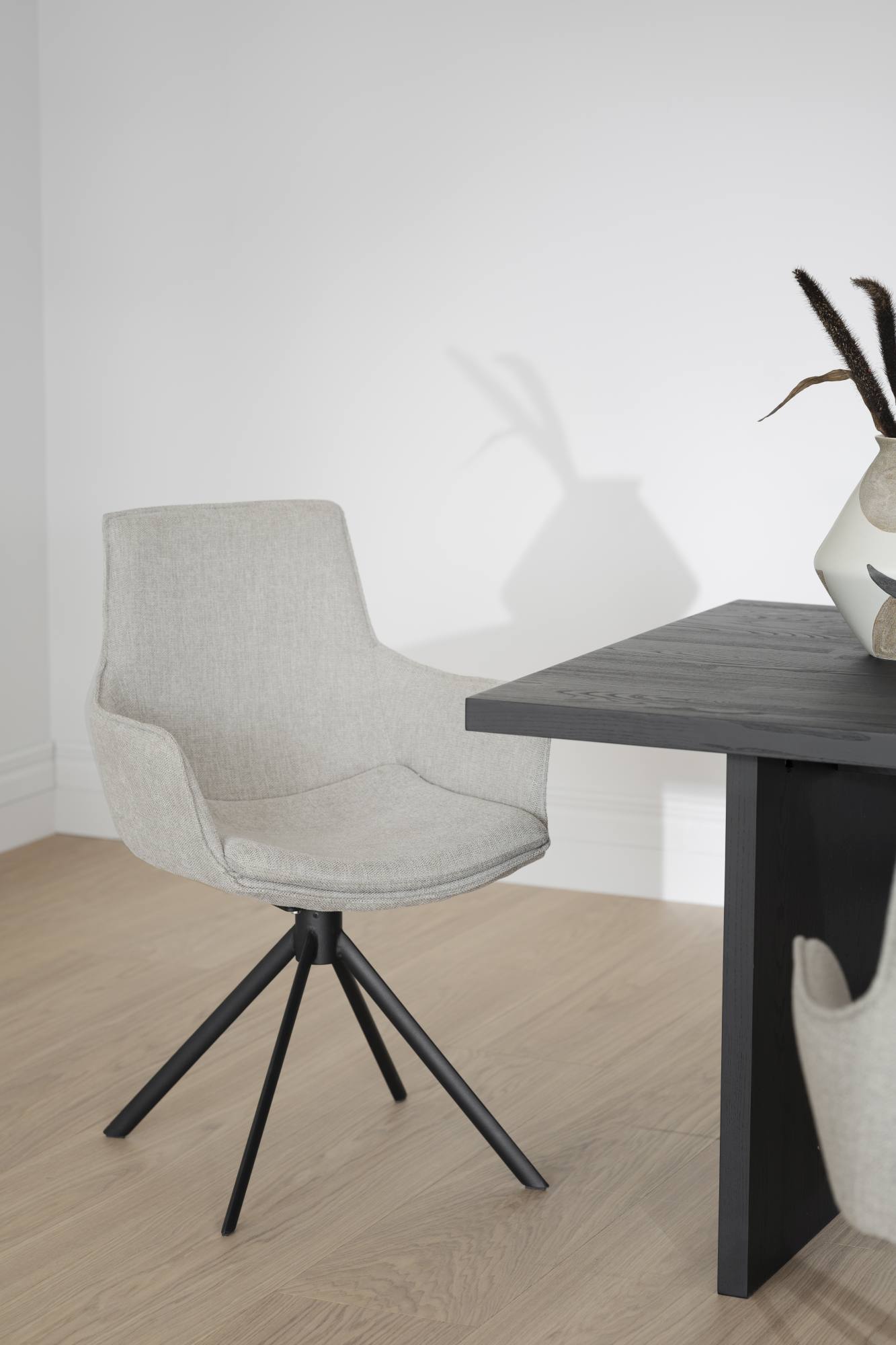 Komfortabel & schön – Stuhl Lowell 2er Set Drehgestell mit Armlehnen, Stoff Grau.