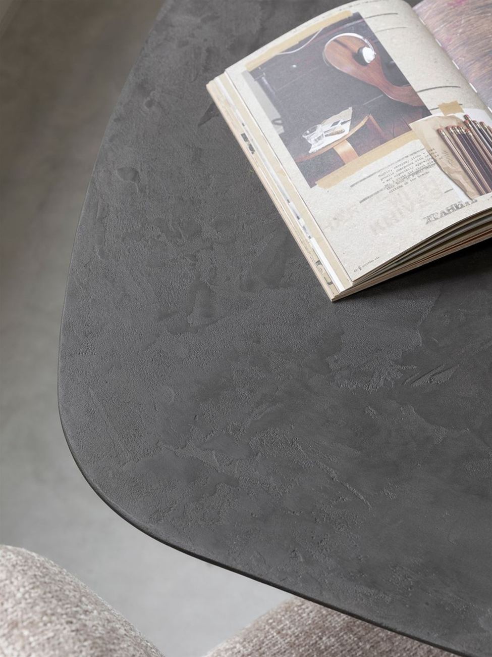Der Esstisch Soho überzeugt mit seinem modernen Design. Gefertigt wurde es aus recyceltem Teakholz, welches einen schwarzen Farbton besitzt. Das Gestell ist aus Metall und hat eine schwarze Farbe. Der Esstisch besitzt eine Breite von 210 cm.