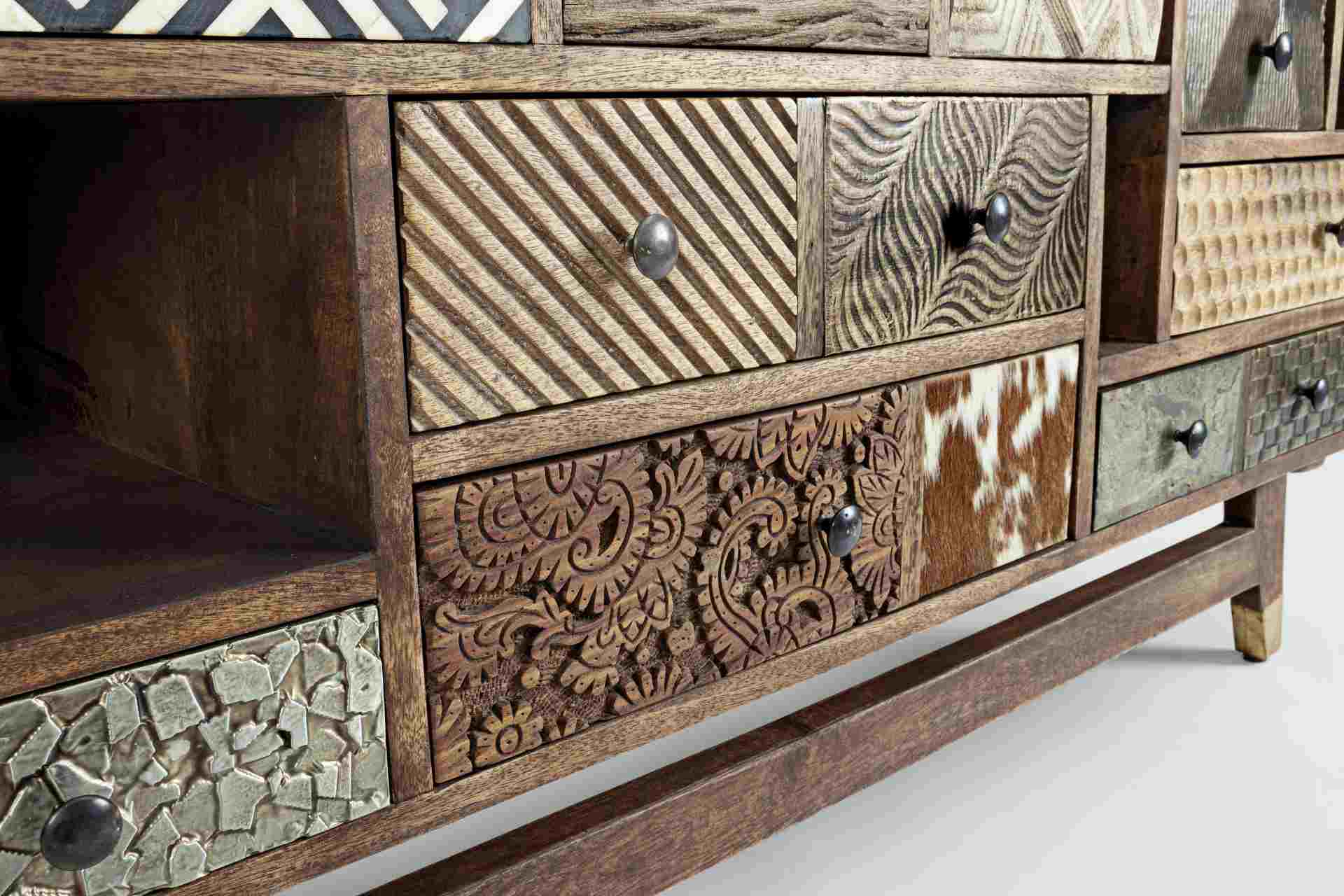 Das Sideboard Dhaval überzeugt mit seinem klassischen Design. Gefertigt wurde es aus Mango-Holz, welches einen natürlichen Farbton besitzt. Das Gestell ist auch aus Mango-Holz. Das Sideboard verfügt über zwei Türen und elf Schubladen. Die Breite beträgt 1