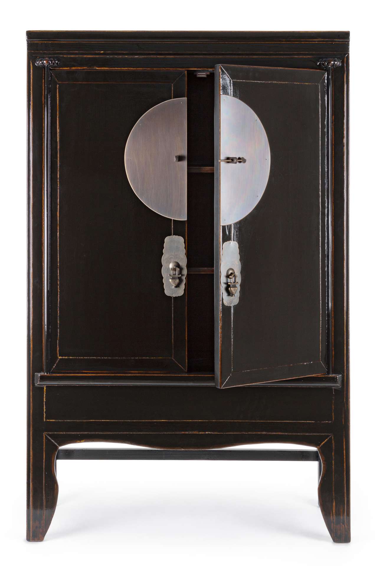 Der Schrank Jinan überzeugt mit seinem klassischen Design. Gefertigt wurde er aus recyceltem Ulmenholz, welches einen schwarzen Farbton besitzt. Das Gestell ist auch aus Ulmenholz. Der Schrank verfügt über zwei Türen. Die Breite beträgt 108 cm.