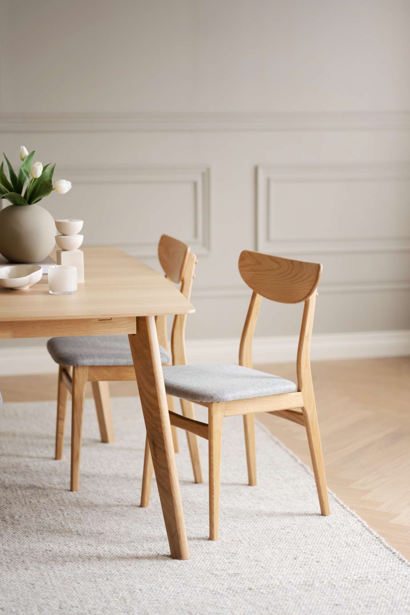 Design trifft Funktion: Stuhl Rodham 2er Set, Eiche / Hellgrau.