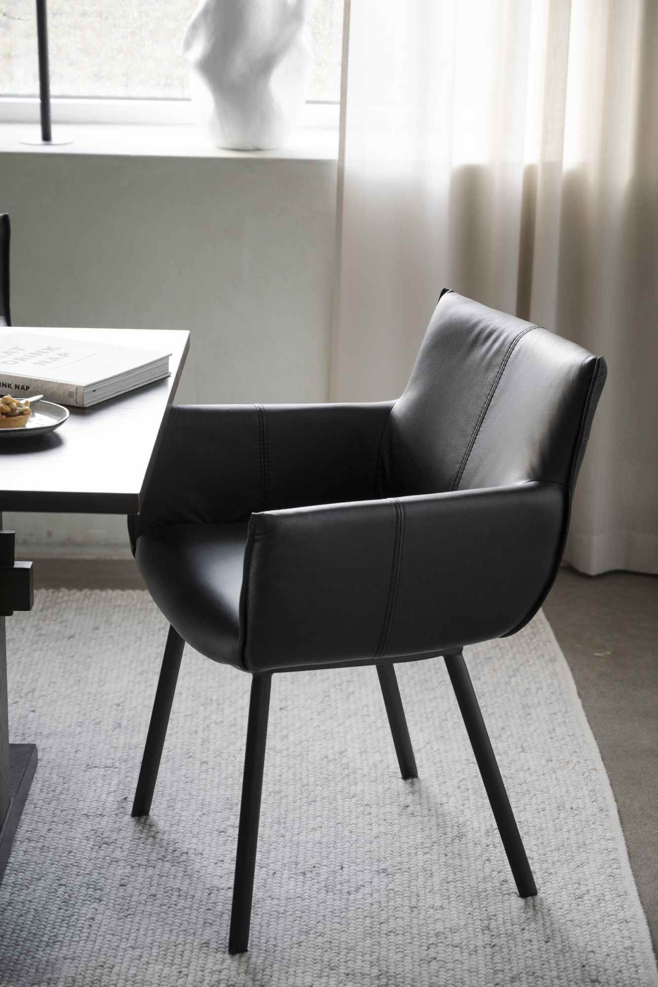 Machen Sie Ihr Zuhause komplett mit Stuhl Hinckley 2er Set mit Armlehnen, Schwarz.