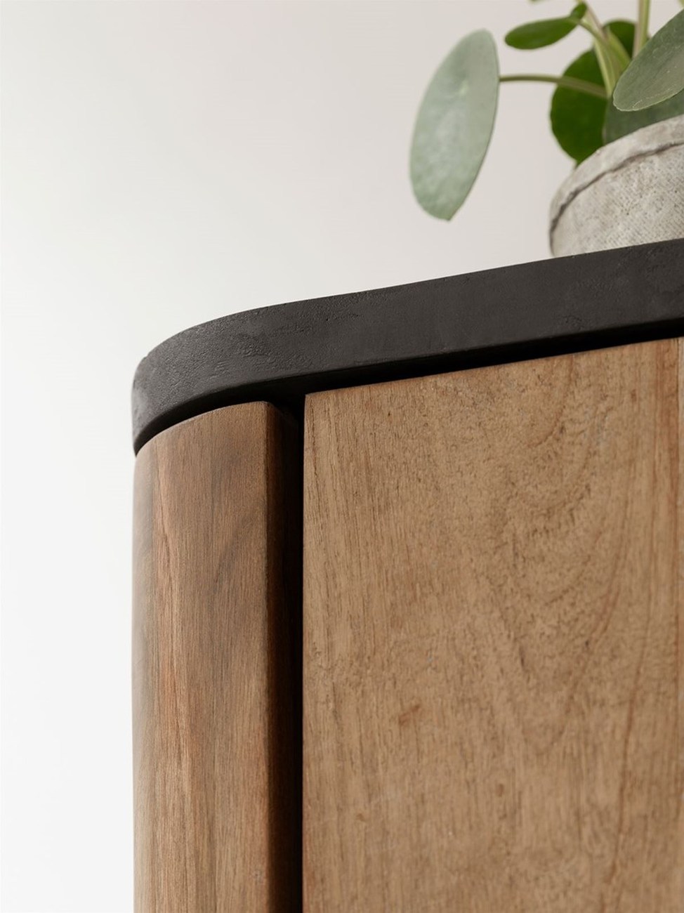 Das Highboard Soho überzeugt mit seinem modernen Design. Gefertigt wurde es aus recyceltem Teakholz, welches einen natürlichen Farbton besitzt. Das Gestell ist aus Metall und hat eine schwarze Farbe. Das Highboard besitzt eine Breite von 90 cm.