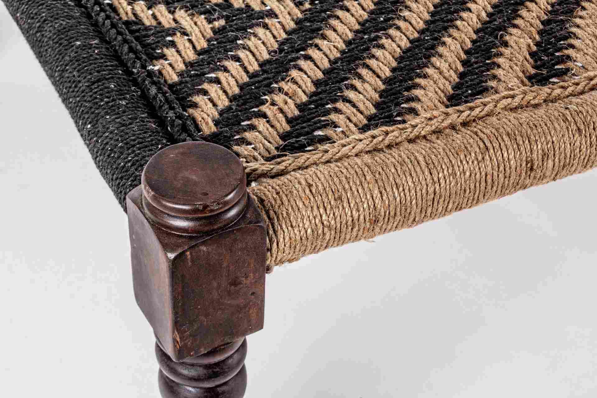 Die Bank Khat überzeugt mit ihrem klassischen aber auch orientalischen Design. Gefertigt wurde die Bank aus Sheesham-Holz, welches einen schwarzen Farbton besitzt. Die Sitzfläche ist aus Baumwoll-Seil gefertigt. Die Breite der Bank beträgt 176 cm.