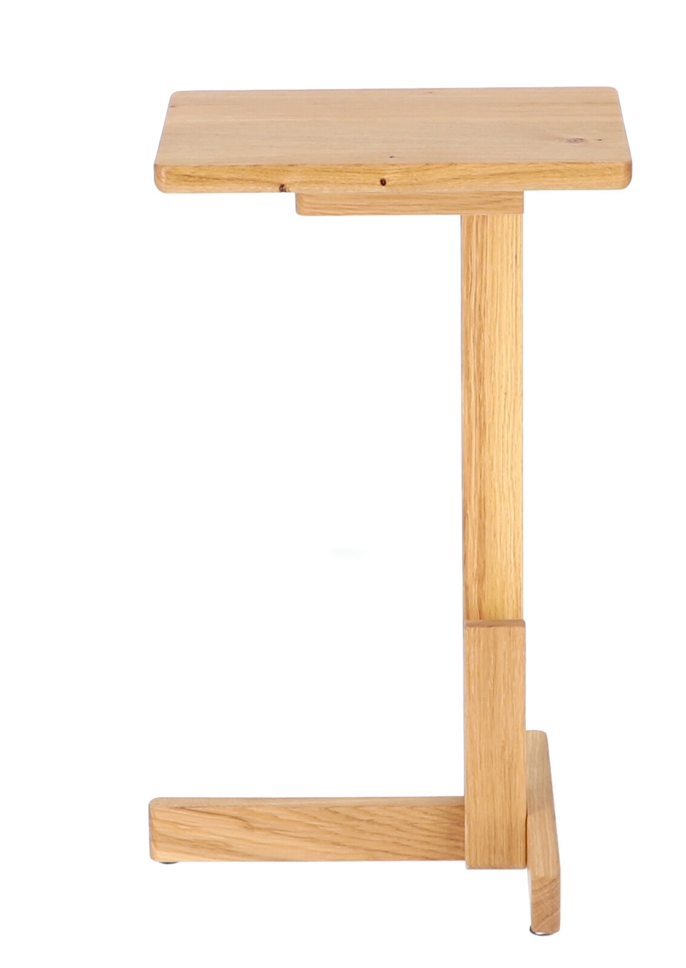 Der schlichte Beistelltisch Laurel wurde aus Eichenholz gefertigt. Besonders auffällig ist seine besondere Form. Der Tisch ist ein Produkt der Marke Jan Kurtz.