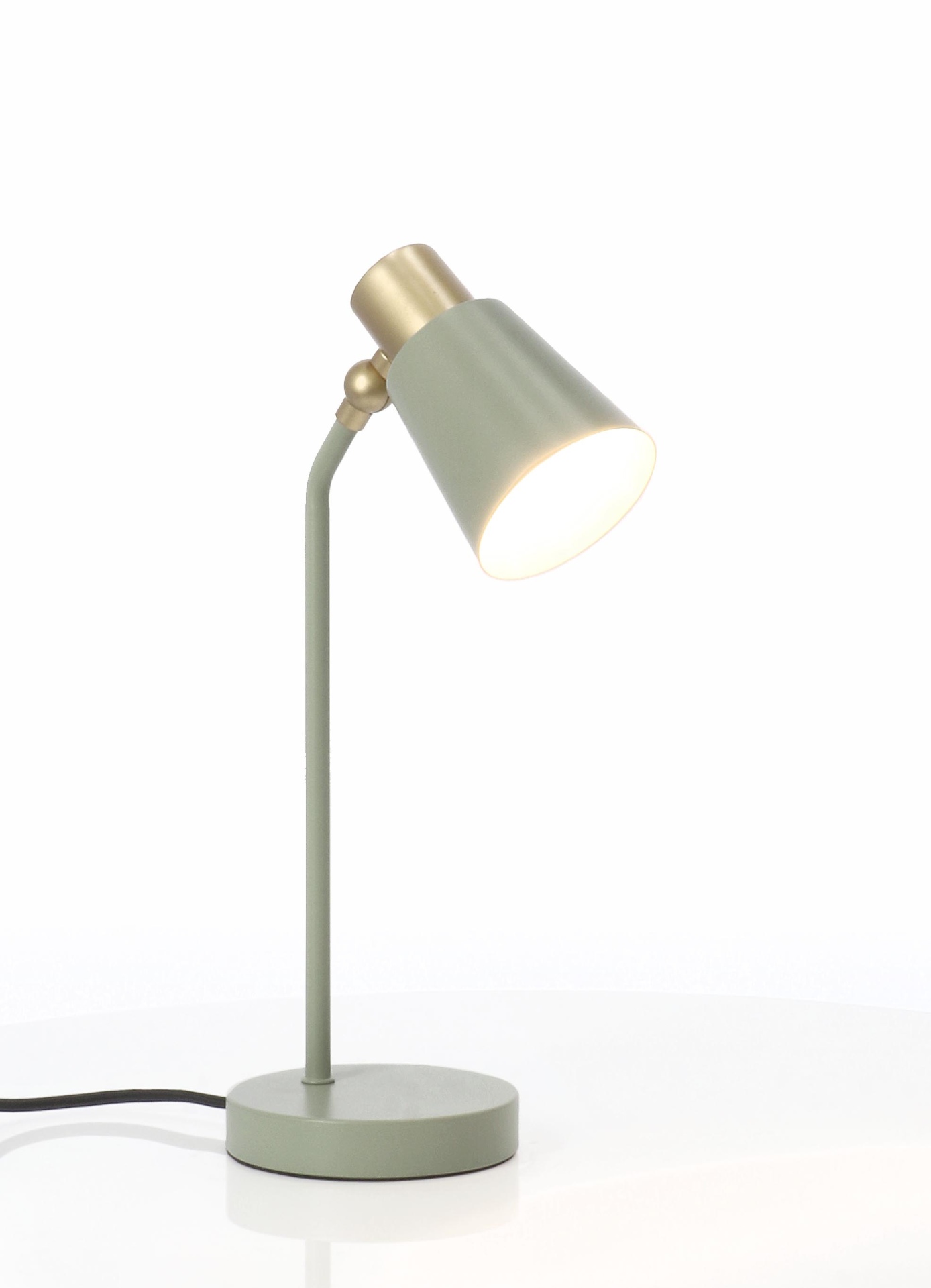 Die Stehleuchte Helsinki überzeugt mit ihrem klassischen Design. Gefertigt wurde sie aus Metall, welches einen Salbei Farbton besitzt. Die Lampe besitzt Applikationen aus Kiefernholz. Die Lampe besitzt eine Höhe von 40 cm.
