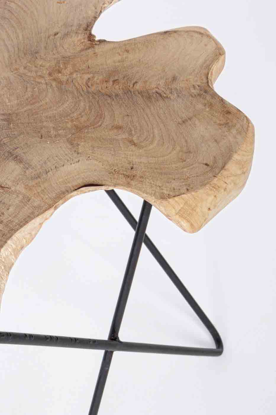 Die Tischplatte des Couchtisches Savanna wurde aus einer Teakholz-Wurzel gefertigt, dadurch ist jeder Tisch ein Unikat. Das Gestell ist aus Stahl und ist in einem schwarzem Farbton.