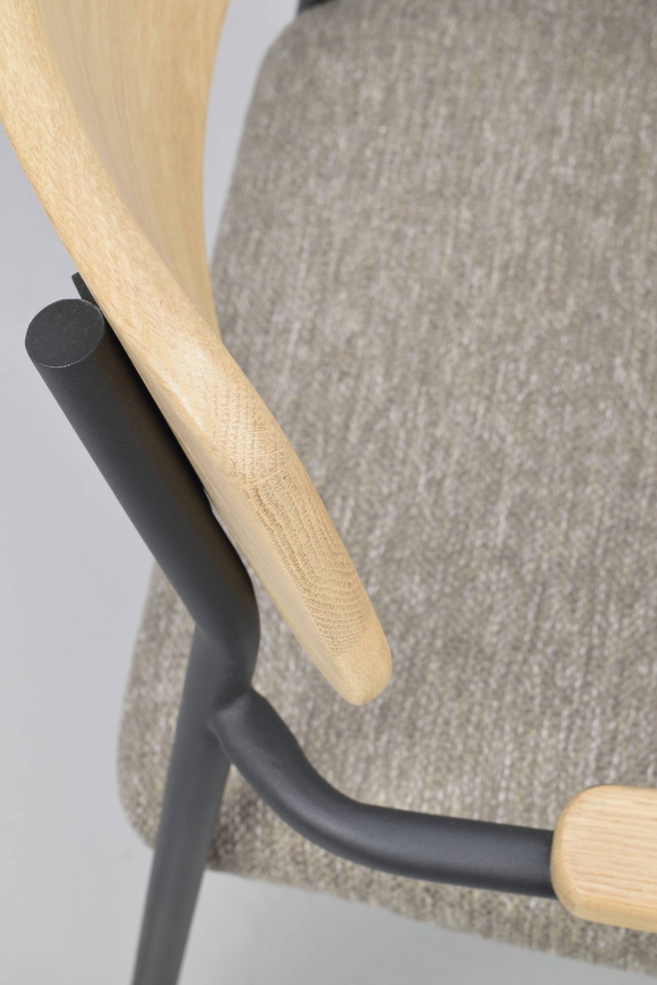 Stuhl Maymont 2er Set mit Armlehnen, Eiche / Dunkelbeige passt perfekt in stilvolle Wohnräume.