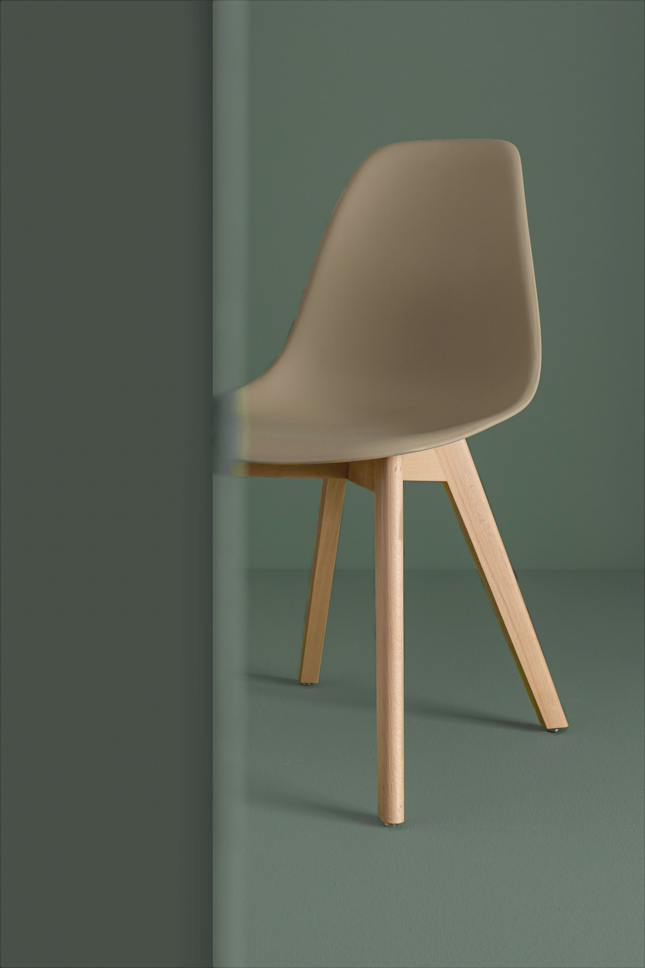 Der Stuhl System überzeugt mit seinem modernem Design. Gefertigt wurde der Stuhl aus Kunststoff, welcher einen Taupe Farbton besitzt. Das Gestell ist aus Buchenholz. Die Sitzhöhe des Stuhls ist 46 cm