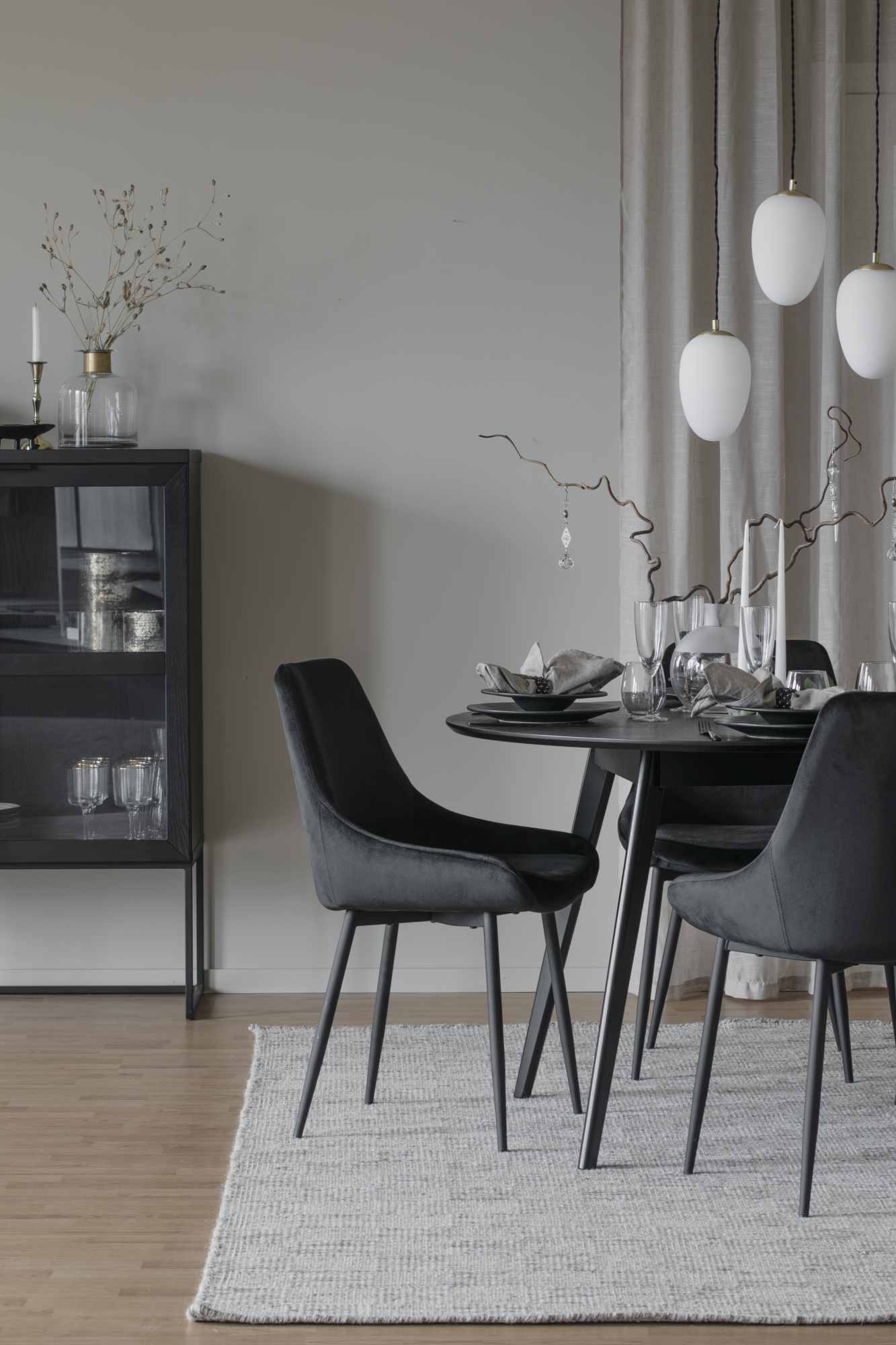 Stuhl Sierra Samt 2er Set, Schwarz – modernes Design trifft Komfort.