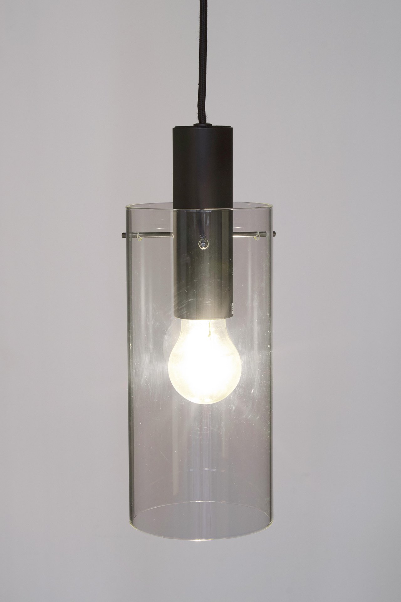 Die Hängeleuchte Aglow überzeugt mit ihrem modernen Design. Gefertigt wurde sie aus Metall, welches einen schwarzen Farbton besitzt. Der Lampenschirm ist aus Glas und ist klar. Die Lampe besitzt eine Höhe von 130 cm.