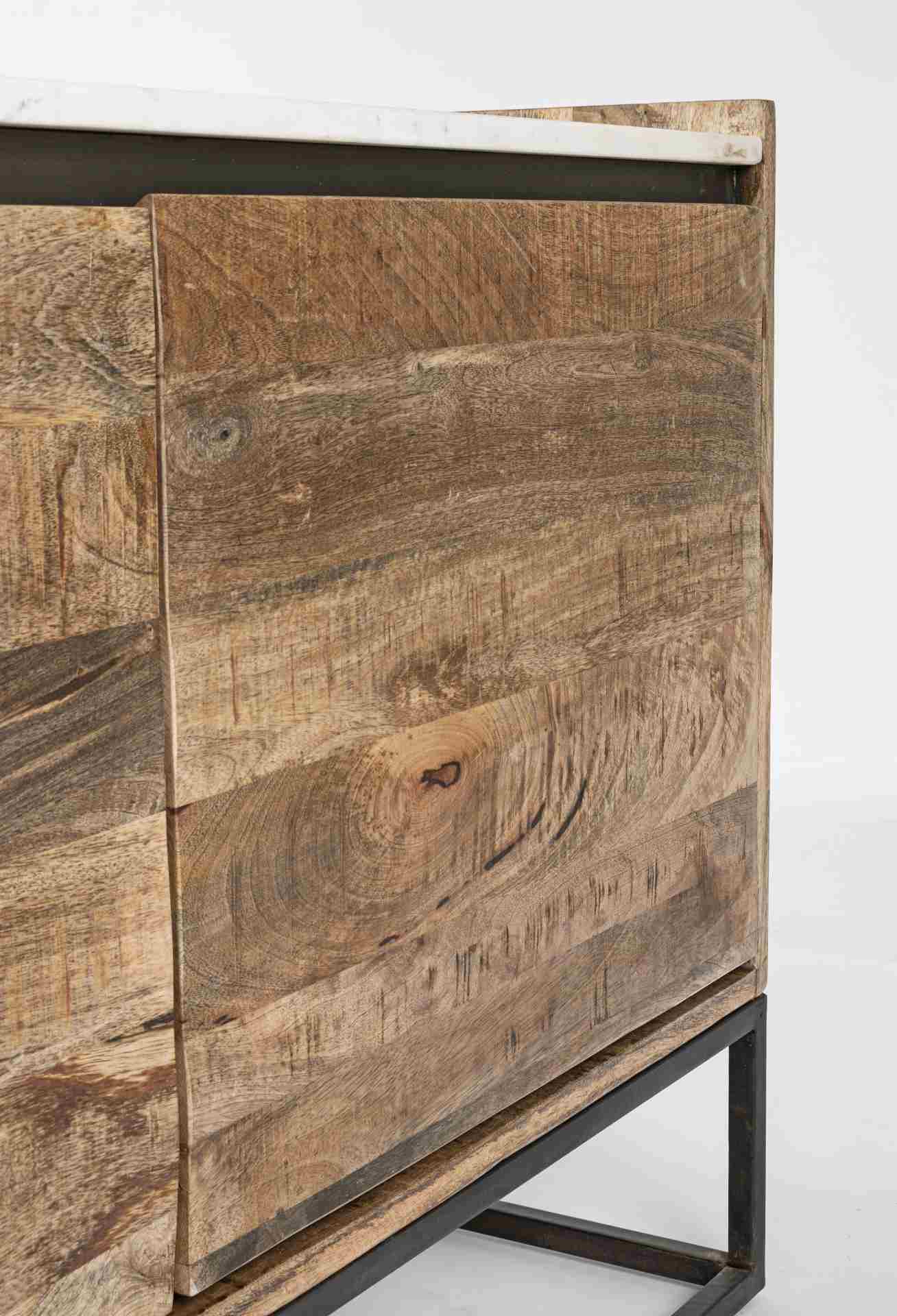 Das Sideboard Lambeth überzeugt mit seinem modernem Design. Gefertigt wurde es aus Mango-Holz, welches einen natürlichen Farbton besitzt. Das Gestell ist aus Metall und hat eine schwarze Farbe. Die Oberflächenplatte ist aus Marmor. Das Sideboard verfügt ü
