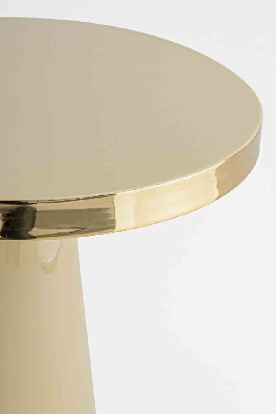 Der Beistelltisch Nandika überzeugt mit seinem modernen Design. Gefertigt wurde der Tisch aus Metall, welches eine Feinbearbeitung aus Lack erhalten hat. Die Kante des Tisches ist mit Messing beschichtet worden.