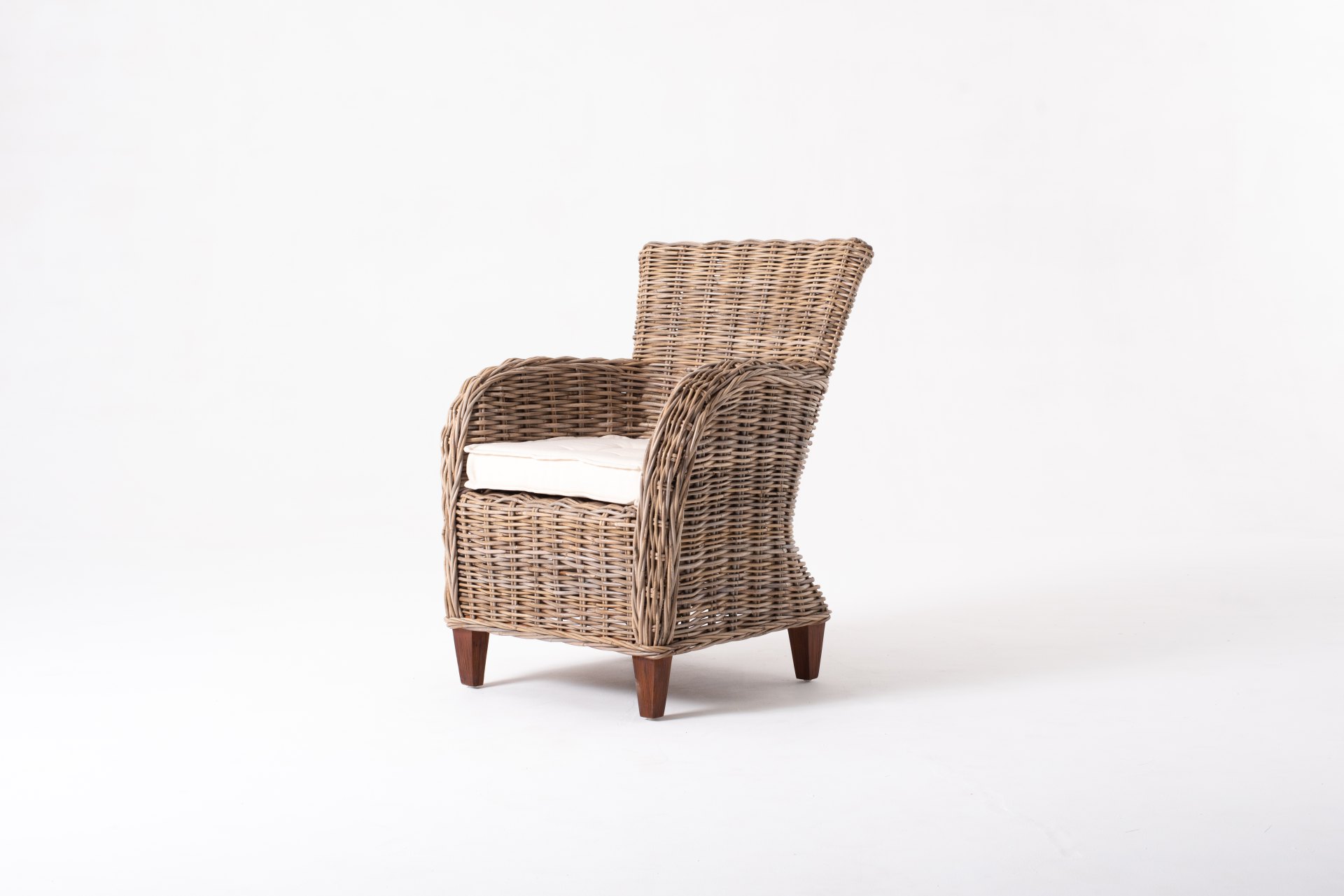 Der Armlehnstuhl Baroness überzeugt mit seinem Landhaus Stil. Gefertigt wurde er aus Kabu Rattan, welches einen braunen Farbton besitzt. Der Stuhl verfügt über eine Armlehne und ist im 2er-Set erhältlich. Die Sitzhöhe beträgt beträgt 40 cm.