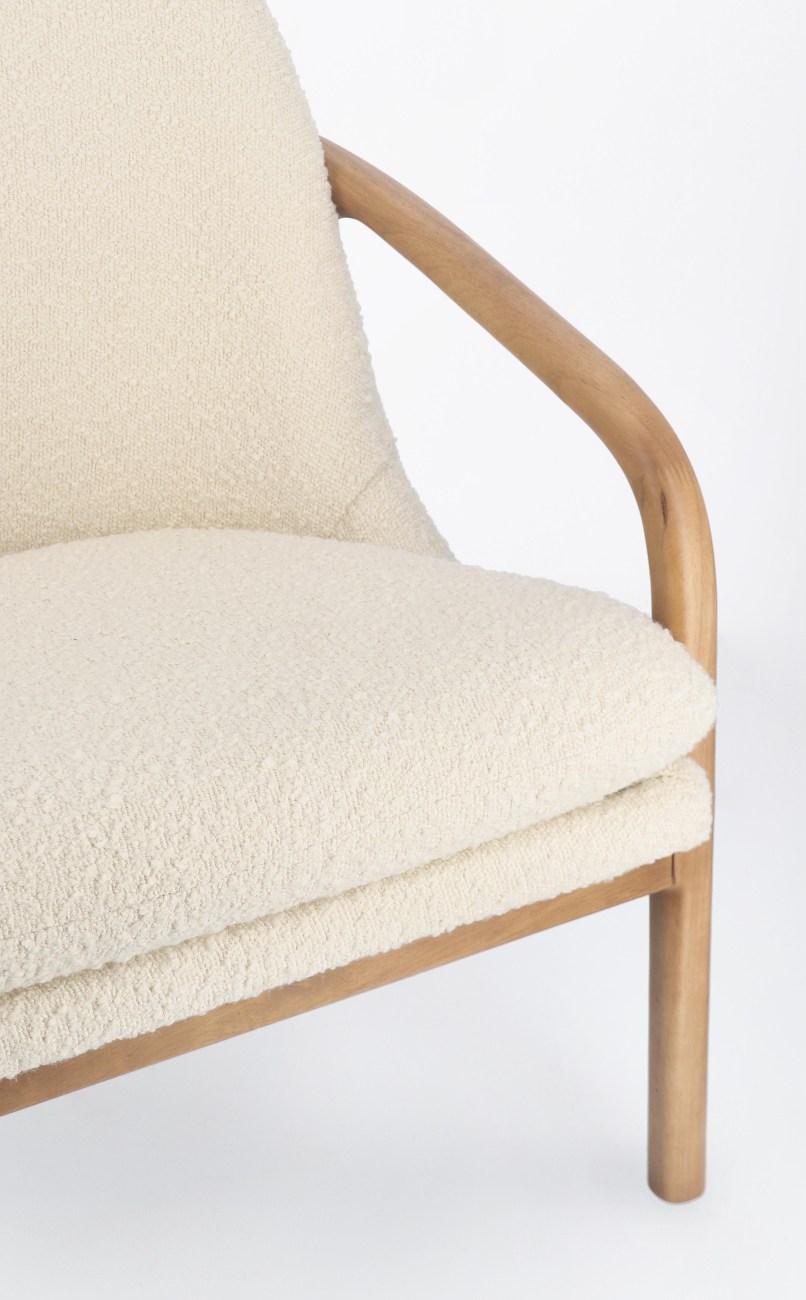 Der Sessel Elaide überzeugt mit seinem modernen Stil. Gefertigt wurde er aus Bouclè-Stoff, welcher einen Creme Farbton besitzt. Das Gestell ist aus Kautschukholz und hat eine natürliche Farbe. Der Sessel verfügt über eine Armlehne.