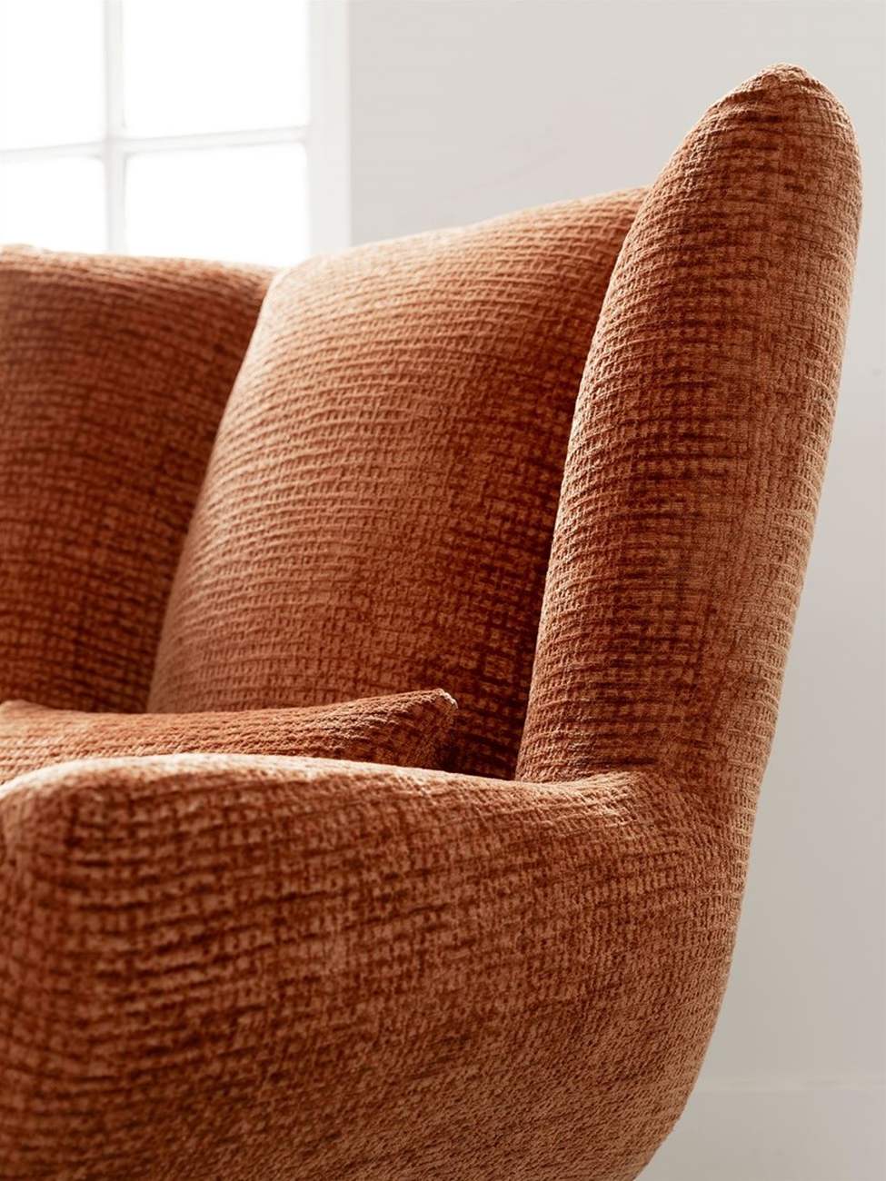 Der Sessel Astro überzeugt mit seinem modernen Design. Gefertigt wurde er aus Stoff, welcher einen braunen Farbton besitzt. Das Gestell ist aus Metall und hat eine schwarze Farbe. Der Sessel besitzt eine Größe von 97x92x96 cm.