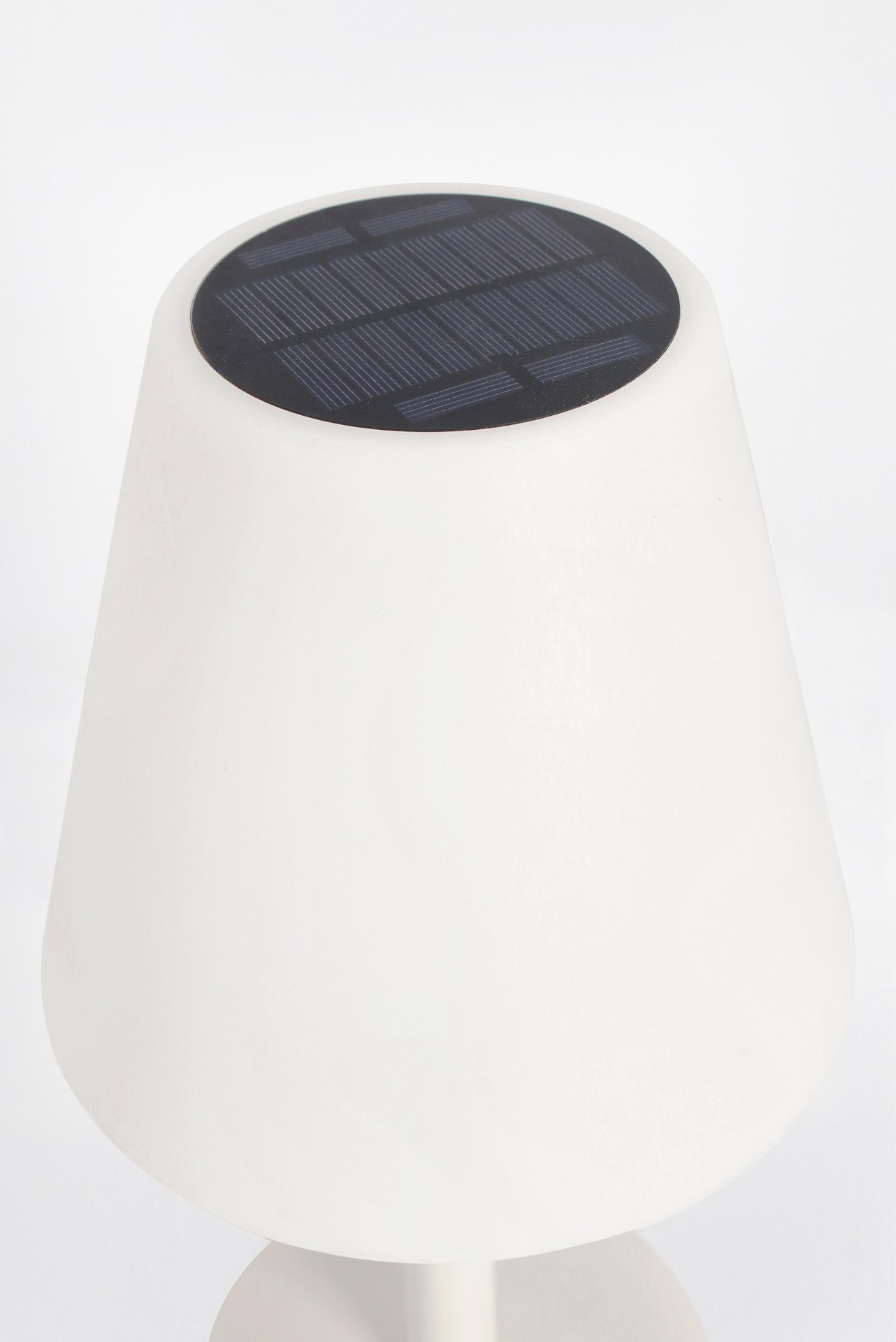 Die Outdoor Lampe Luna überzeugt mit ihrem klassischen Design. Gefertigt wurde sie aus Kunststoff, welches einen weißen Farbton besitzt. Das Gestell ist aus Metall und hat eine weiße Farbe. Die Lampe verfügt über einen Durchmesser von 20 cm und ist für de