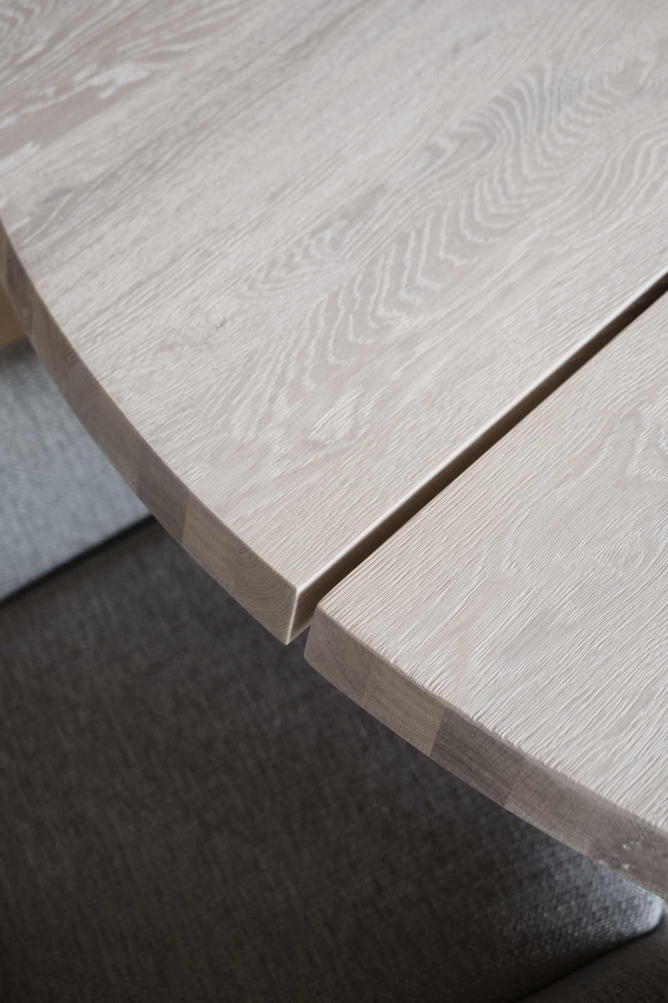 Jetzt entdecken: Esstisch Fred Rund 160cm, Eiche Weiß pigmentiert mit hochwertiger Verarbeitung.