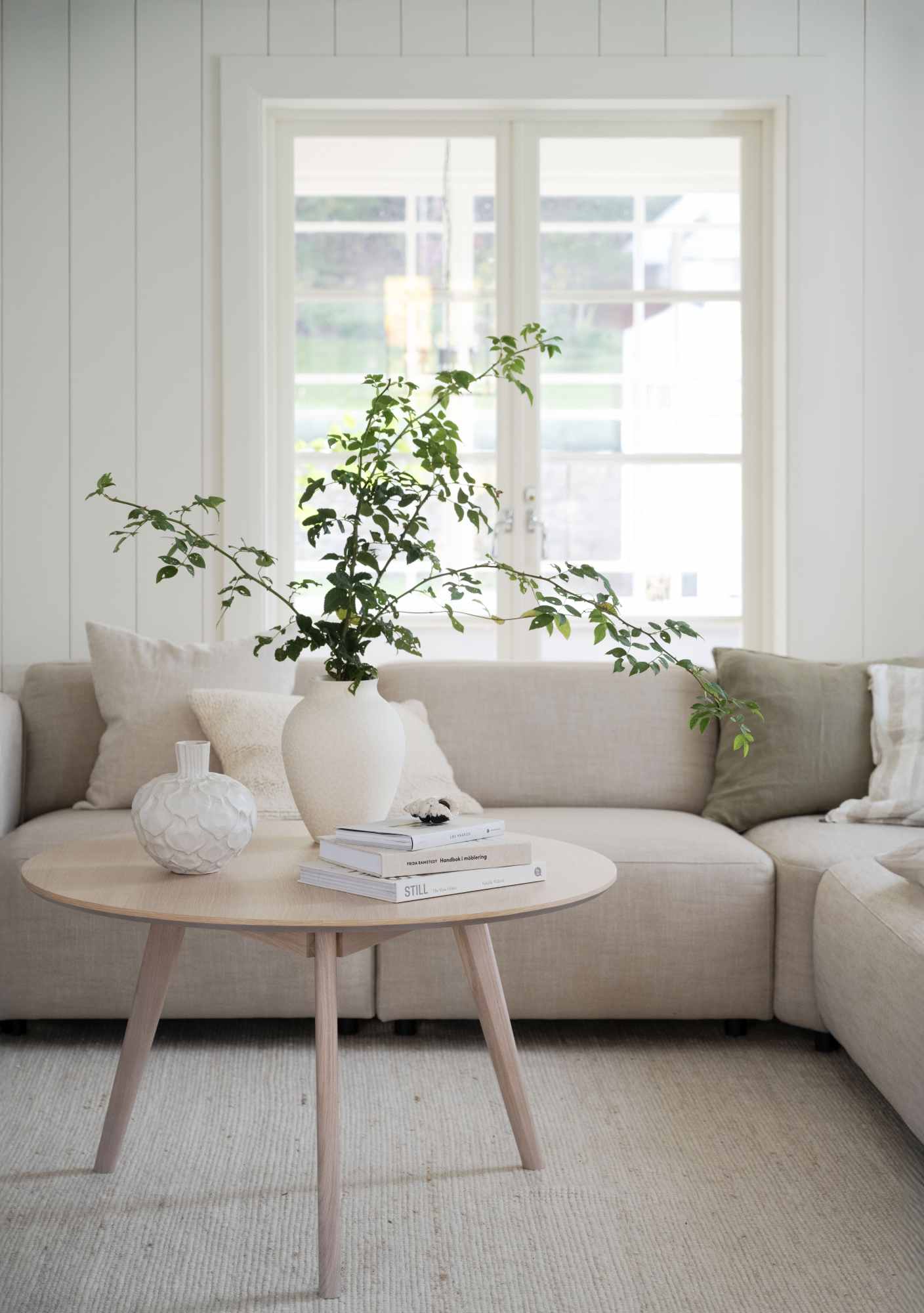 Edles Möbelstück: Couchtisch Yumi Rund 90cm, Esche Weiß pigmentiert für stilvolle Einrichtung.