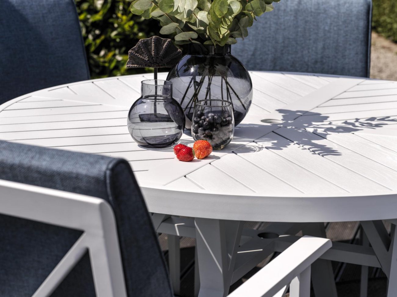 Der Gartenesstisch Sottenville überzeugt mit seinem modernen Design. Gefertigt wurde die Tischplatte aus Metall und hat einen weißen Farbton. Das Gestell ist auch aus Metall und hat eine weiße Farbe. Der Tisch besitzt einen Durchmesser von 140 cm.
