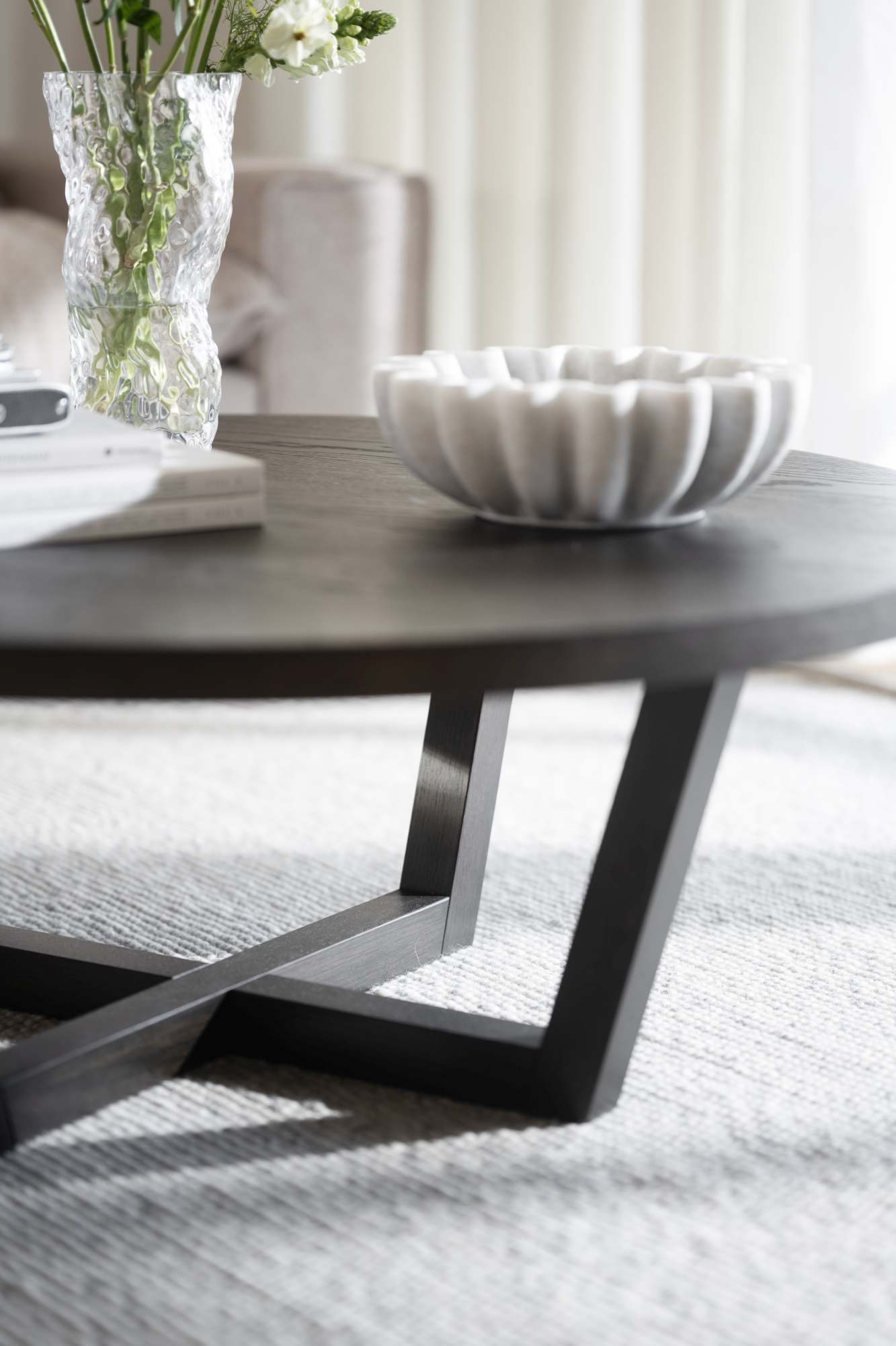 Hochwertiger Couchtisch Boxford, Eiche Furnier Braun, rund 110cm für jede Einrichtung.
