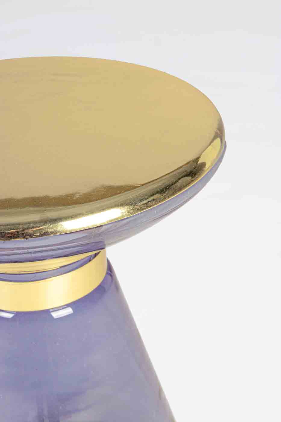 Der Beistelltisch Meriel hat ein modernes Design. Gefertigt wurde der Tisch aus Glas, die Oberfläche ist aus Messing vergoldetem Metall. Der Tisch hat einen grauen Farbton.