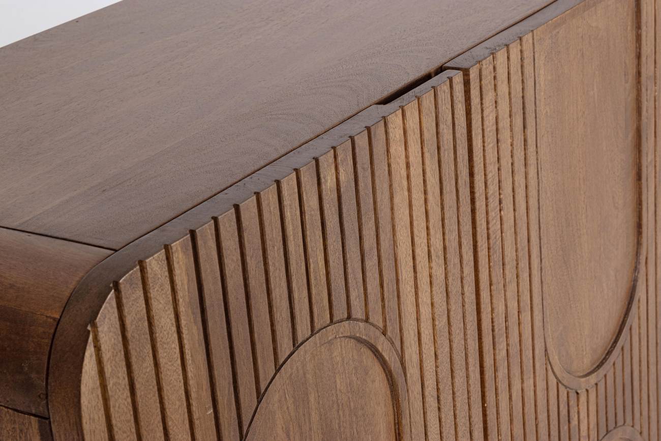 Das Sideboard Orissa überzeugt mit seinem modernen Design. Gefertigt wurde es aus Mangoholz, welches einen braunen Farbton besitzt. Das Gestell ist aus Metall und hat eine schwarze Farbe. Das Sideboard besitzt eine Breite von 180 cm.
