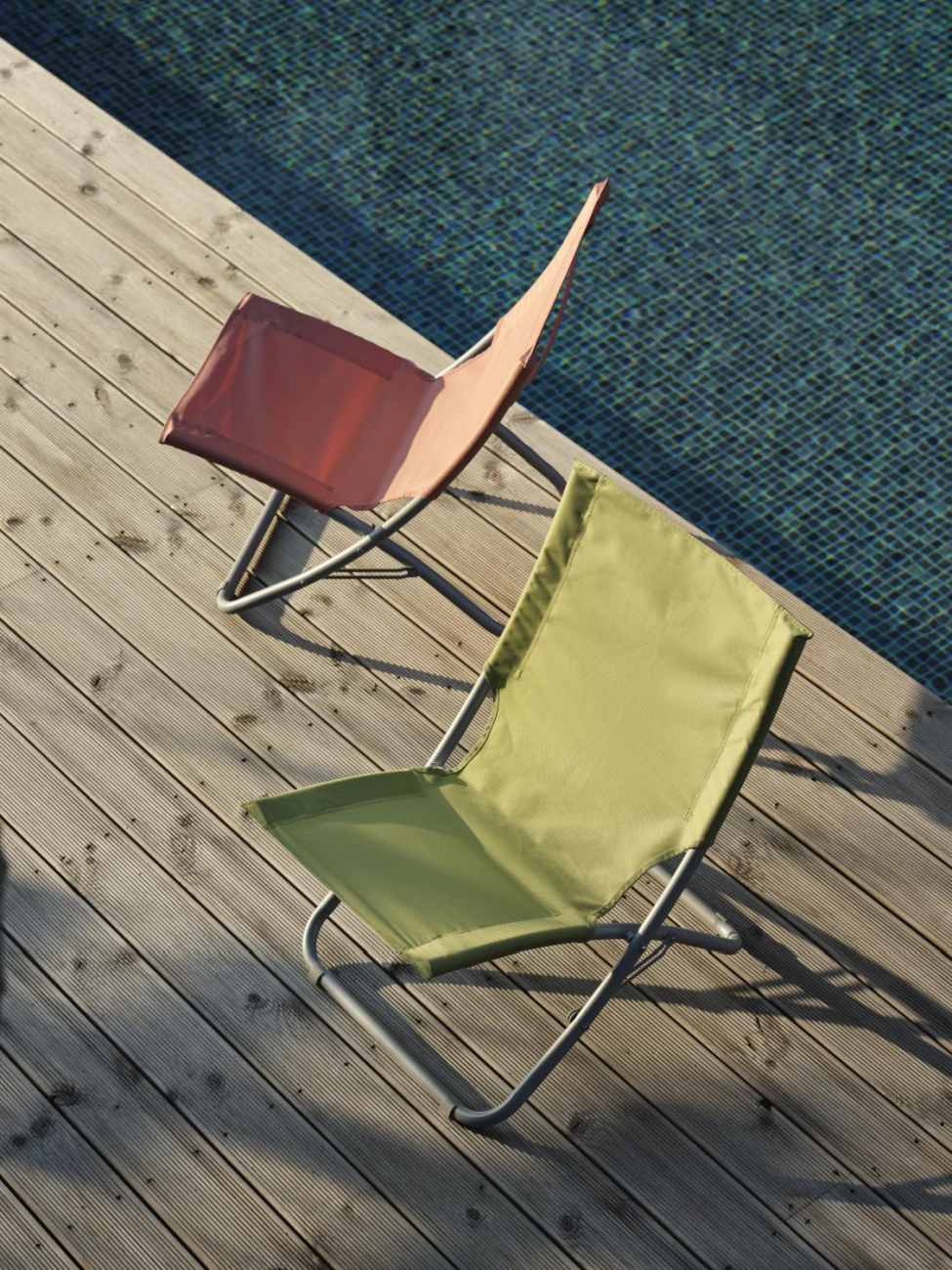 Der Strandstuhl Melodi überzeugt mit seinem modernen Design. Gefertigt wurde er aus Stoff, welcher einen grünen Farbton besitzt. Das Gestell ist aus Metall und hat eine silberne Farbe. Die Sitzhöhe des Stuhls beträgt 33 cm.