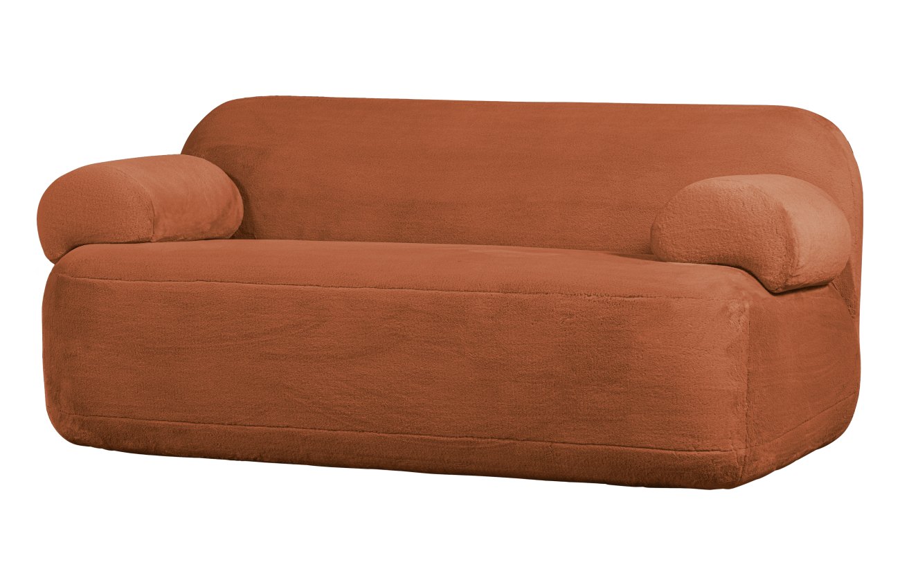 Das Sofa Jolie überzeugt mit seinem modernen Design. Gefertigt wurde es aus Pelz-Stoff, welcher einen Rost Farbton besitzt. Das Sofa besitzt eine Sitzbreite von 120 cm.