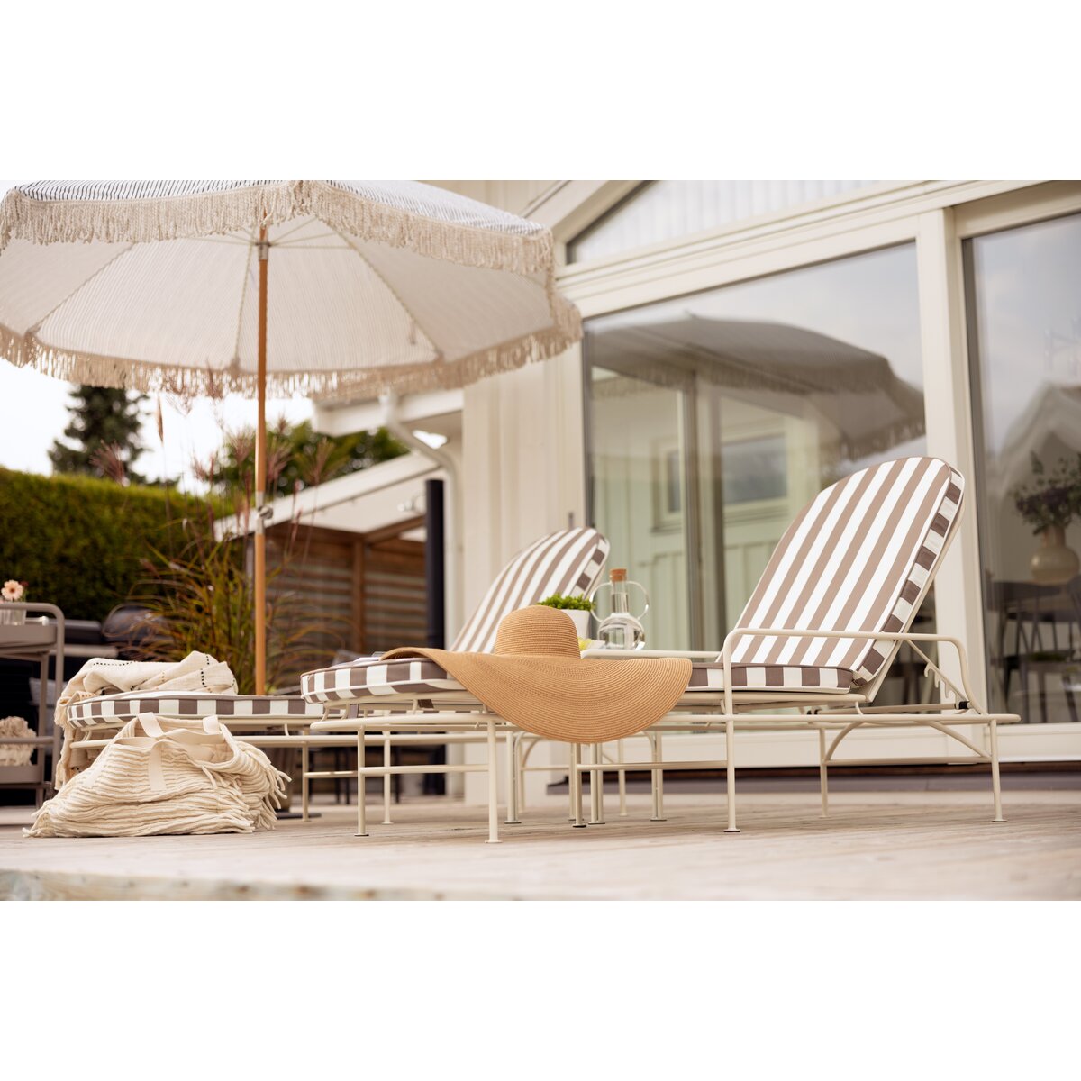 Sonnenliege Arts Weiß/Beige gestreift - elegante Outdoor-Gartenliege aus Metall & Olefin