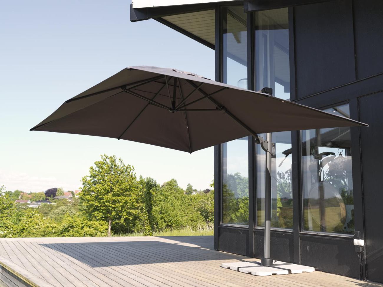 Der Sonnenschirm Varallo überzeugt mit seinem modernen Design. Gefertigt wurde er aus Kunstfasern, welcher einen grauen Farbton besitzt. Das Gestell ist aus Metall und hat eine Anthrazit Farbe. Der Schirm hat eine Größe von 300x300 cm.