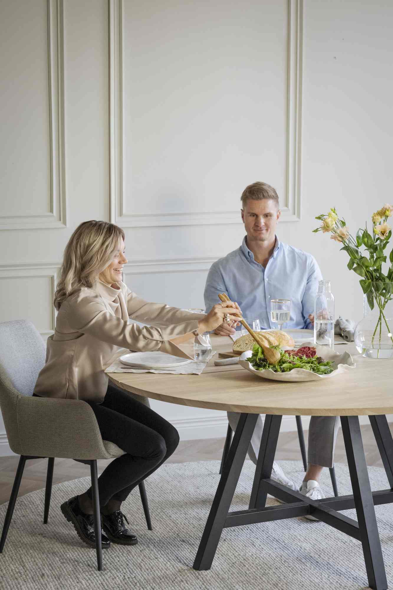 Design trifft Funktion: Esstisch Carradale Rund, Spider-Plus-Gestell, Eiche Weiß pigmentiert.