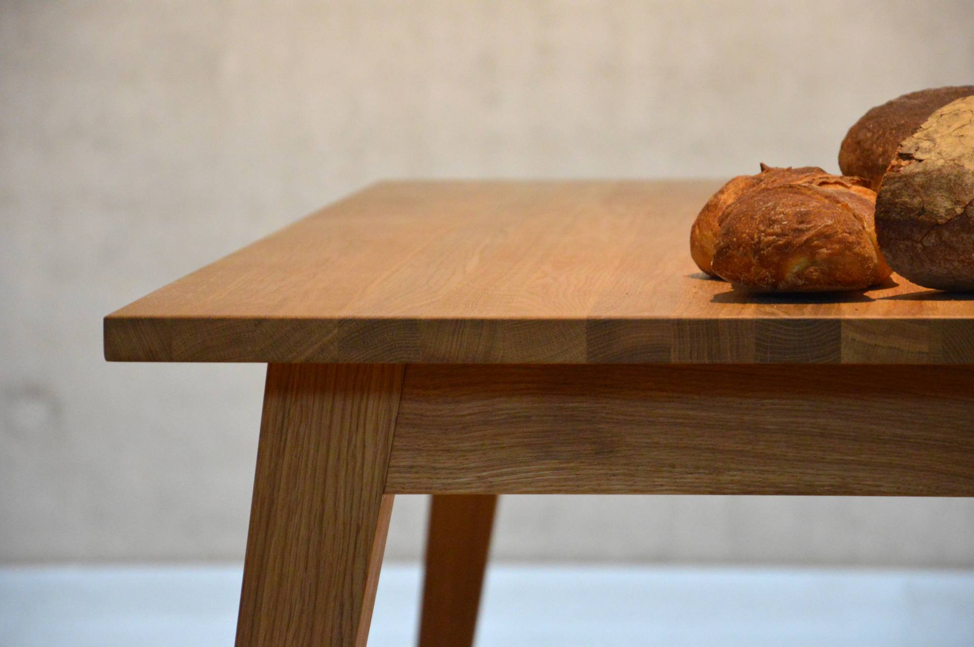 Der Esstisch Xaver hat ein schlichtes und zeitloses Auftreten. Hergestellt wurde der Tisch von der Marke Jan Kurtz. Gefertigt wurde er aus Massiver Eiche und Echtholzfurnier. Die Tischplatte hat eine Länge von 150 cm.