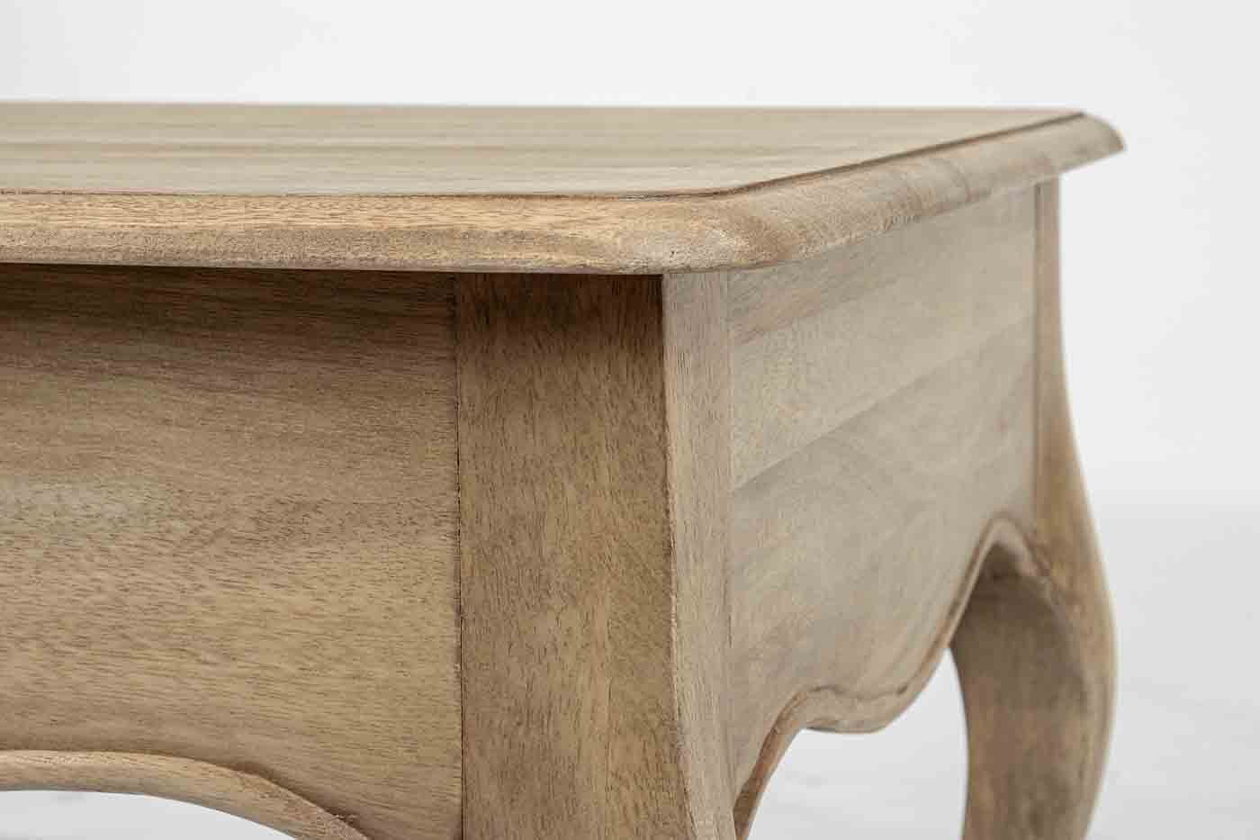Der Beistelltisch Domitille wurde aus Mangoholz hergestellt. Der Tisch verfügt über eine Schublade für ausreichend Stauraum.