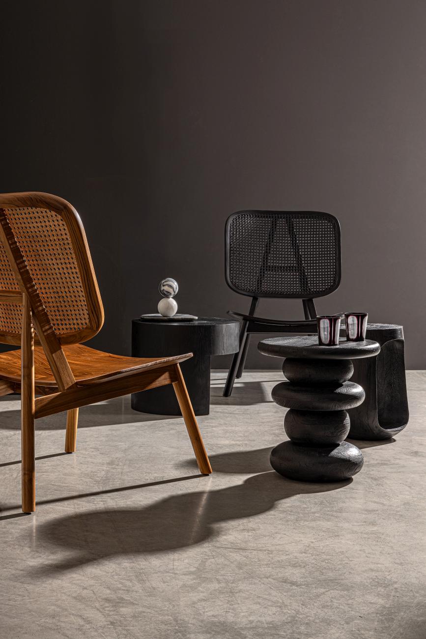 Der Sessel Yves überzeugt mit seinem modernen Stil. Gefertigt wurde er aus Teakholz, welches einen natürlichen Farbton besitzt. Die Rückenlehne ist aus Rattan und hat eine natürliche Farbe. Der Sessel besitzt eine Sitzhöhe von 38 cm.